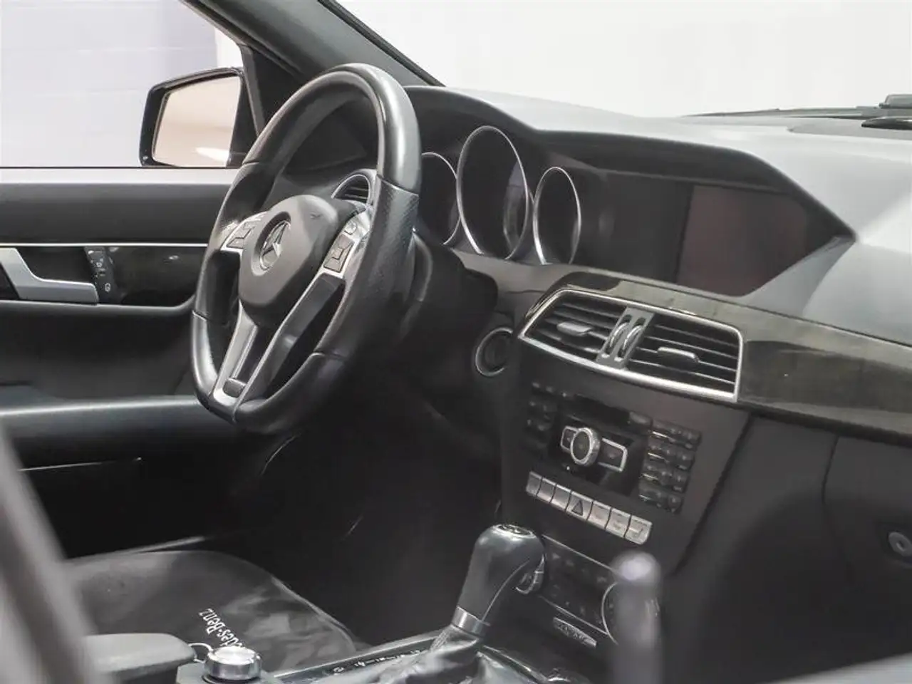 Mercedes-Benz C-Class снимка Mercedes-Benz C-Class