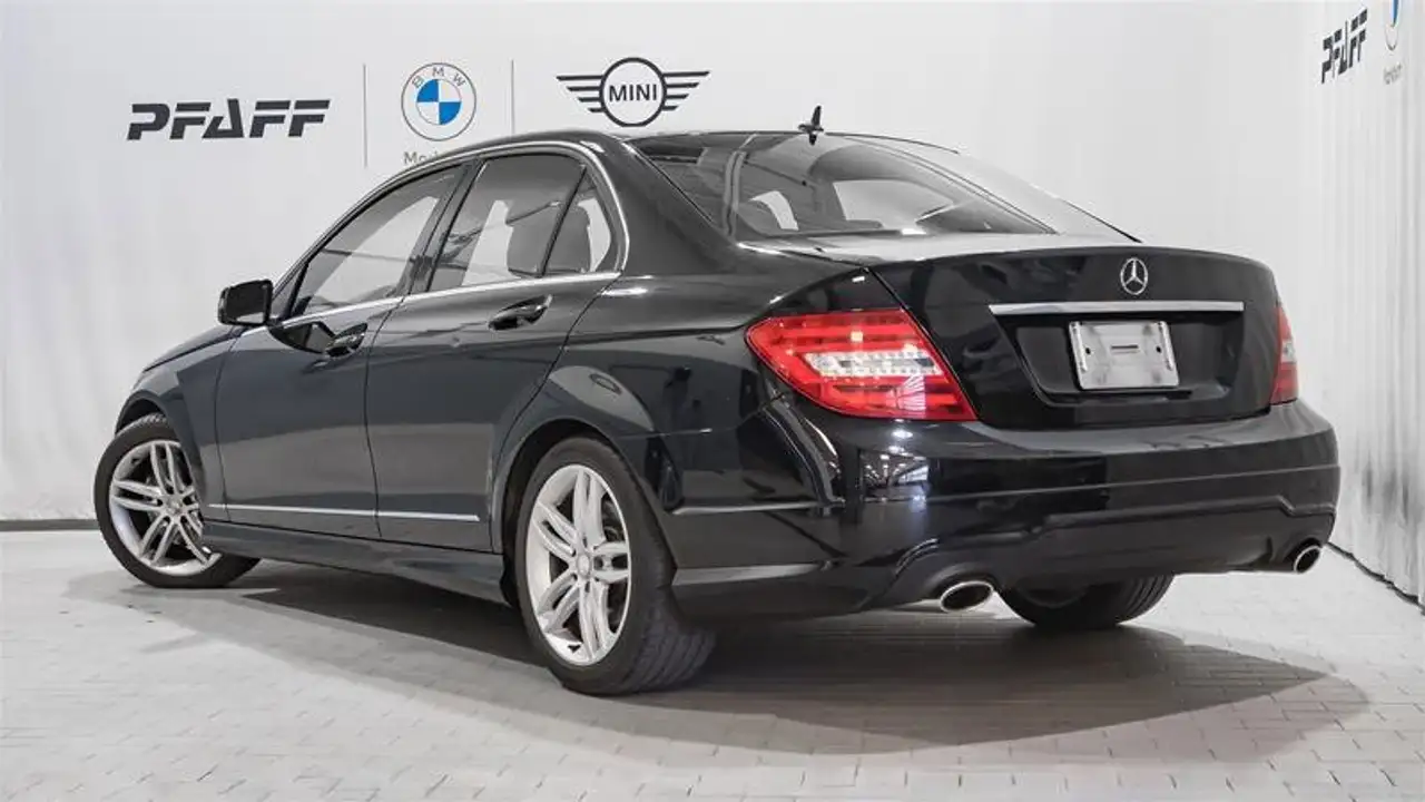 Mercedes-Benz C-Class снимка Mercedes-Benz C-Class
