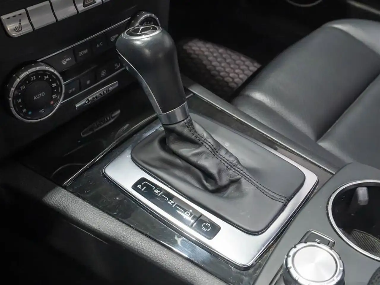 Mercedes-Benz C-Class снимка Mercedes-Benz C-Class