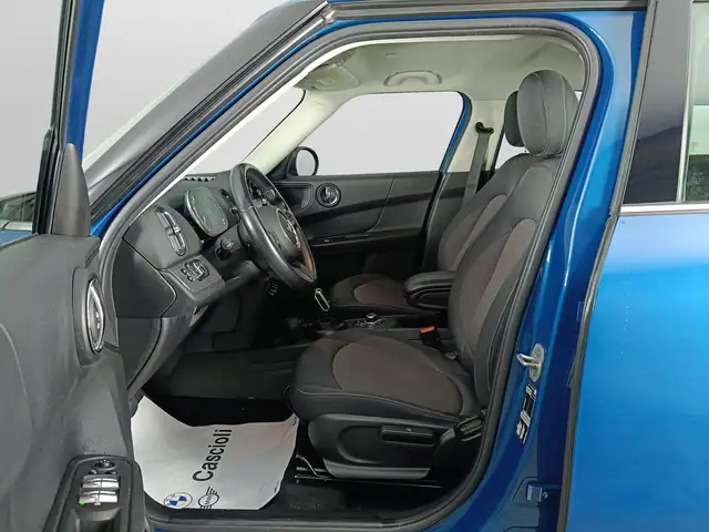 Mini Hatch view 8