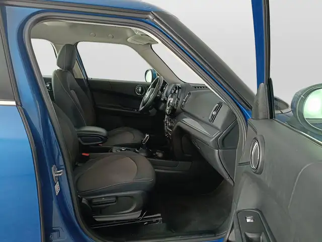 Mini Hatch view 11