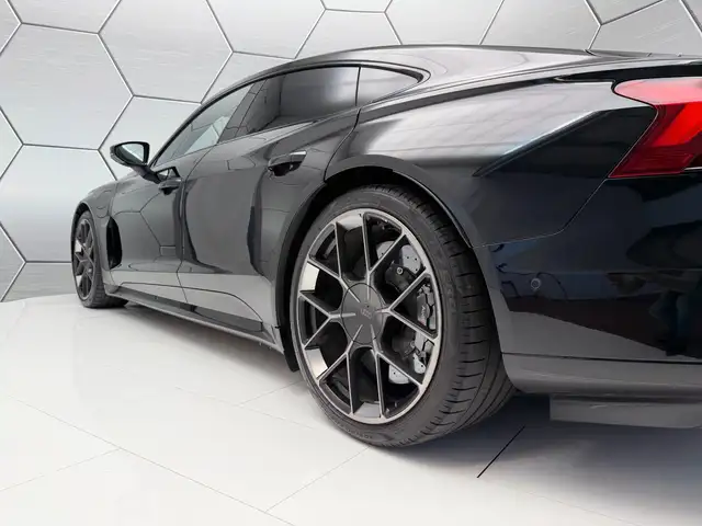Audi e-tron GT view 4