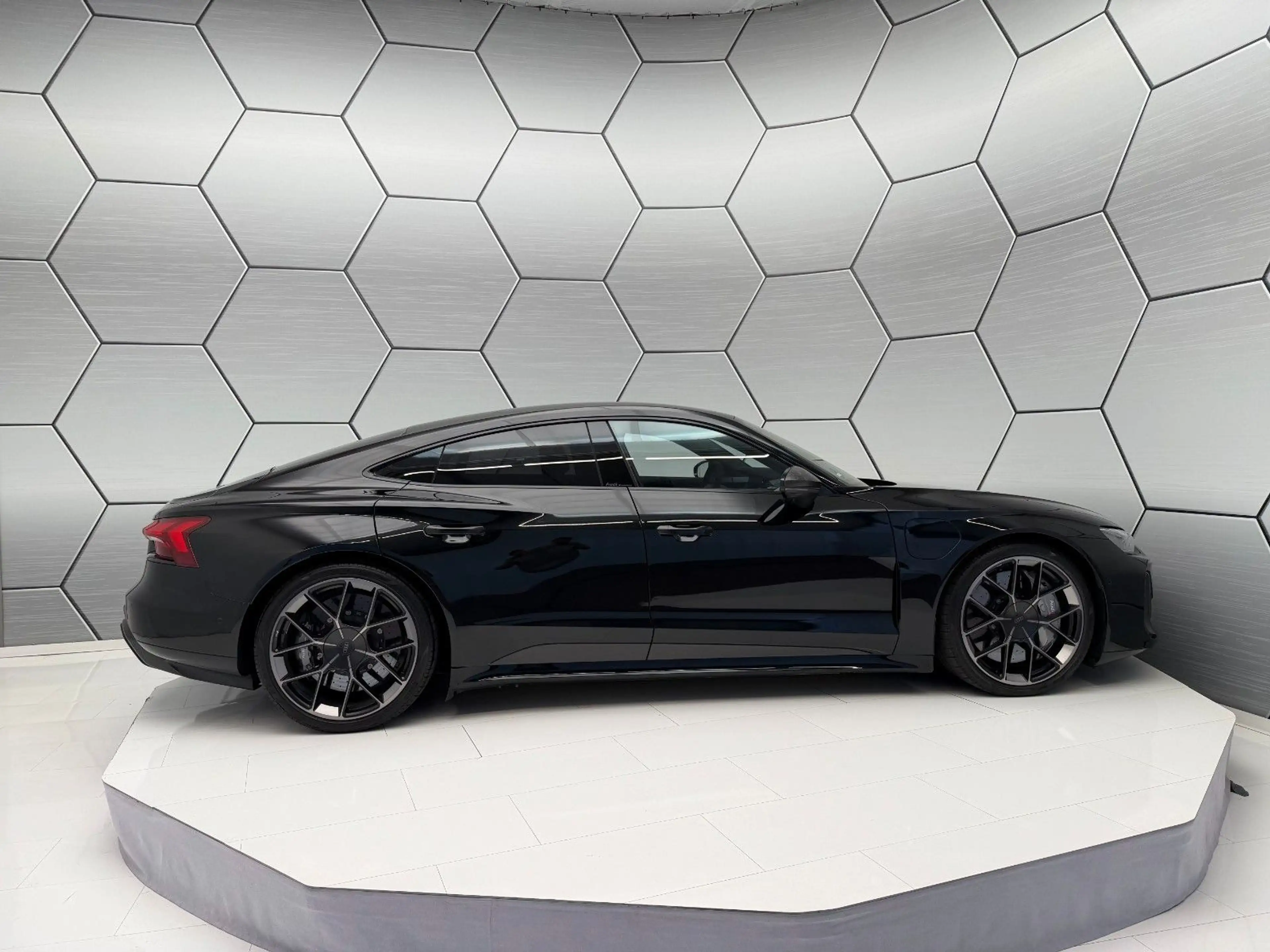 Audi RS e-tron GT performance Carbon Massage Keramik — photo 11