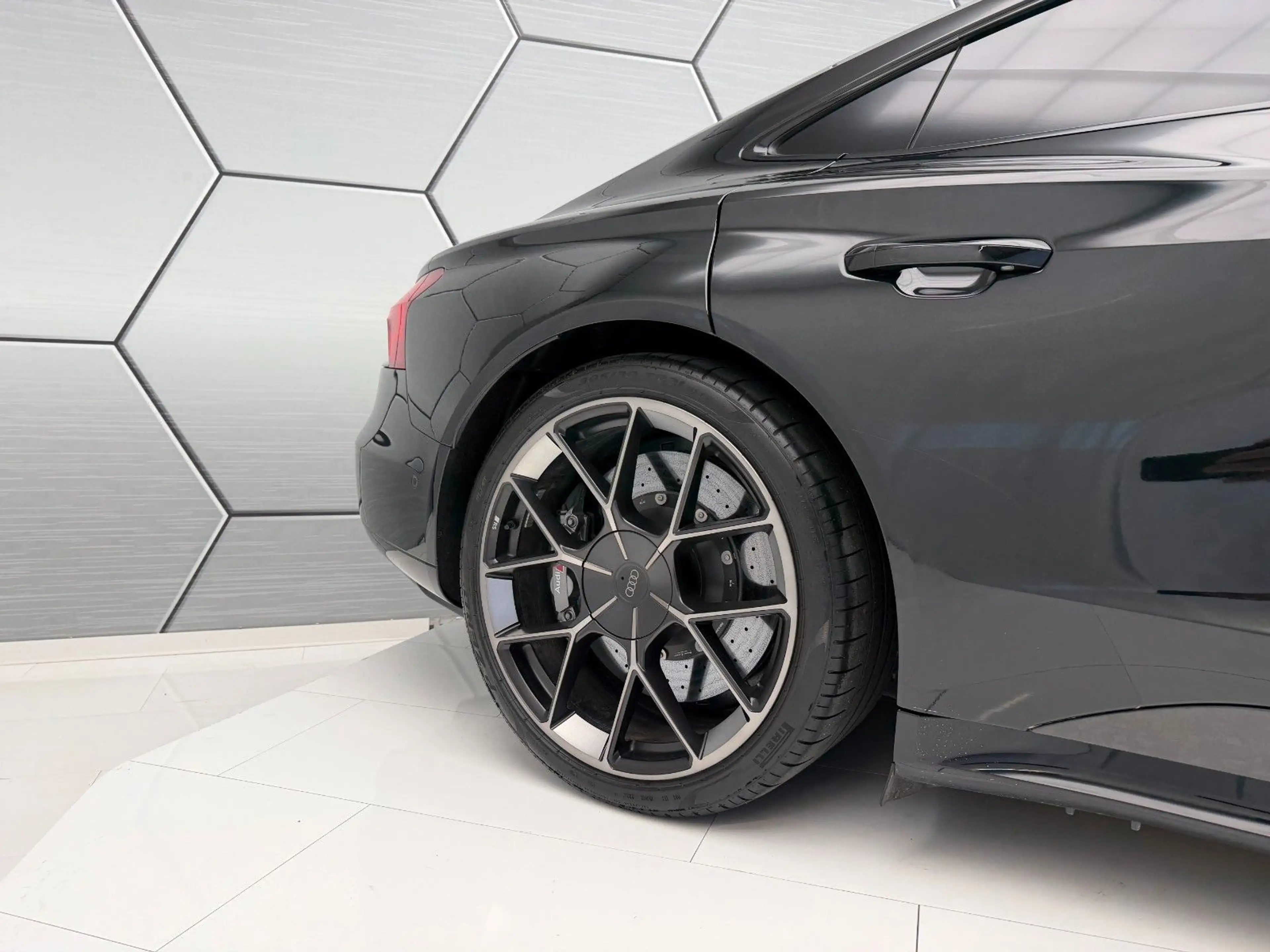 Audi RS e-tron GT performance Carbon Massage Keramik — photo 12
