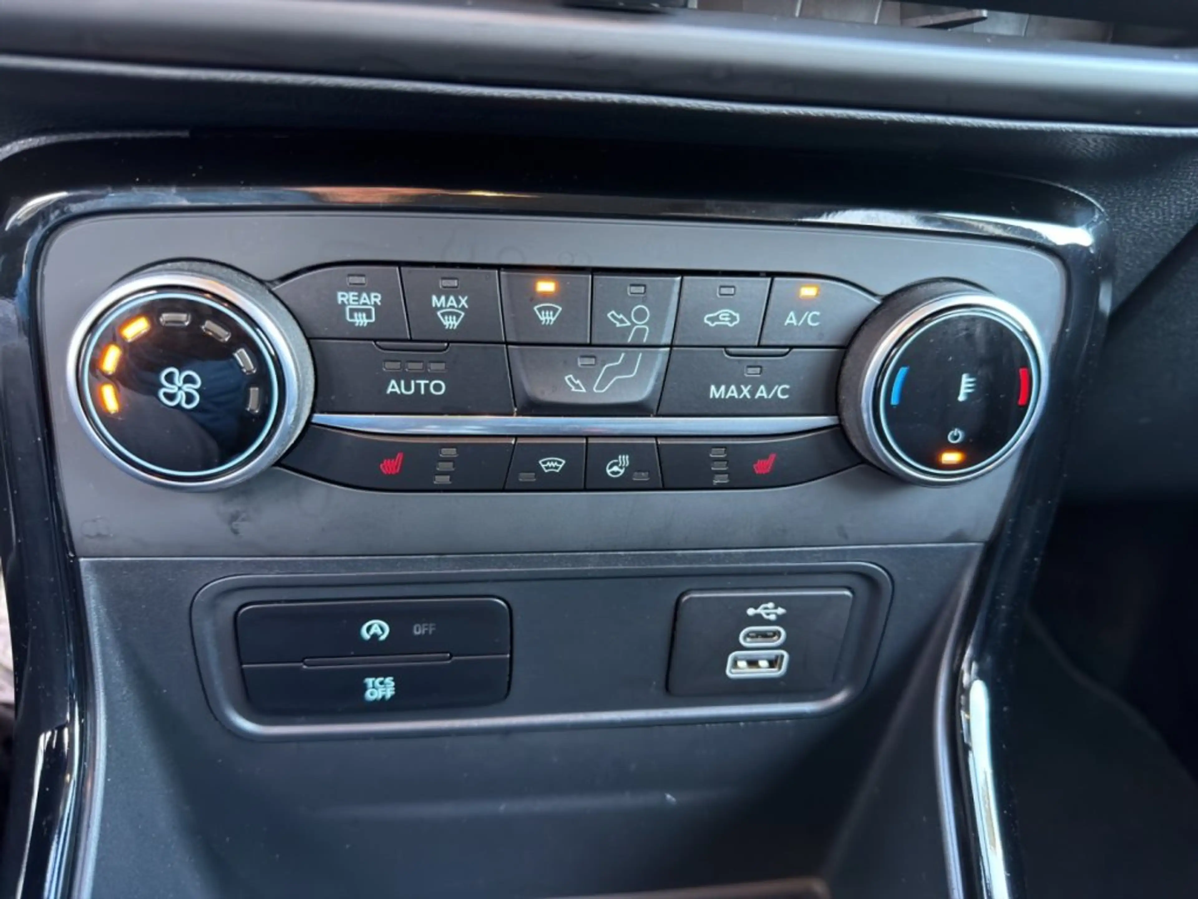 Ford EcoSport 1,0 EcoBoost Titanium — photo 10