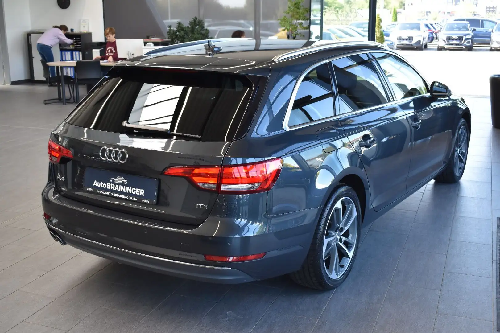 Audi A4 Avant 2.0TDI S-tronic sport Navi3D~Xenon~AHK Grau - 2