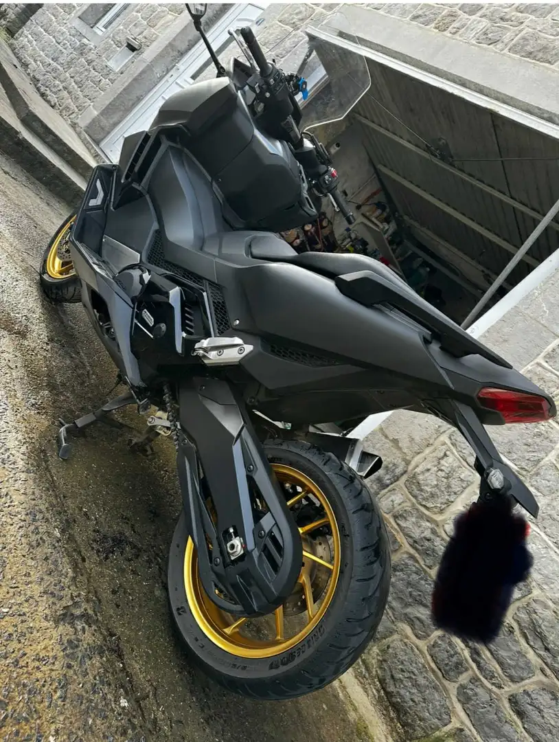 Honda Forza 750 Zwart - 1