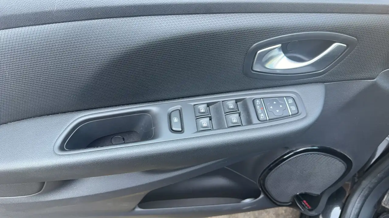 Renault Clio Citadine 5 portes — photo 28