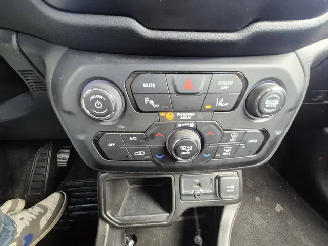 Jeep Renegade view 13