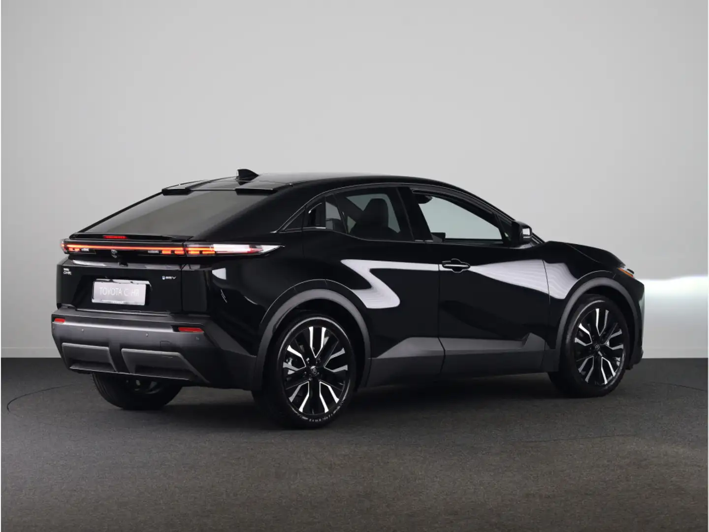 Toyota C-HR+ First Edition 77 kWh 20"LM velgen. Schwarz - 2