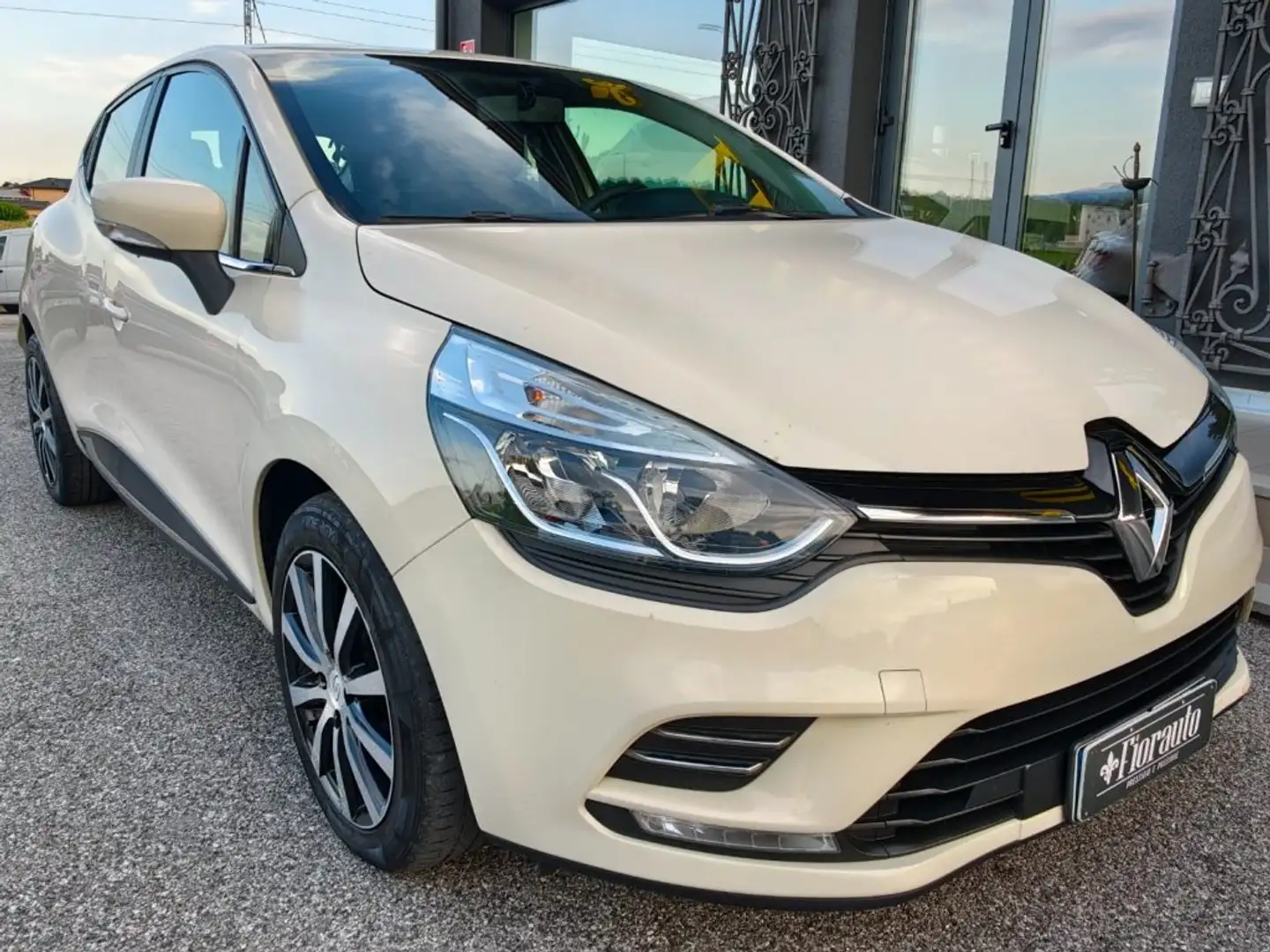 Renault Clio dCi 8V 75CV Start&Stop 5 porte Energy Бежевый  - 2
