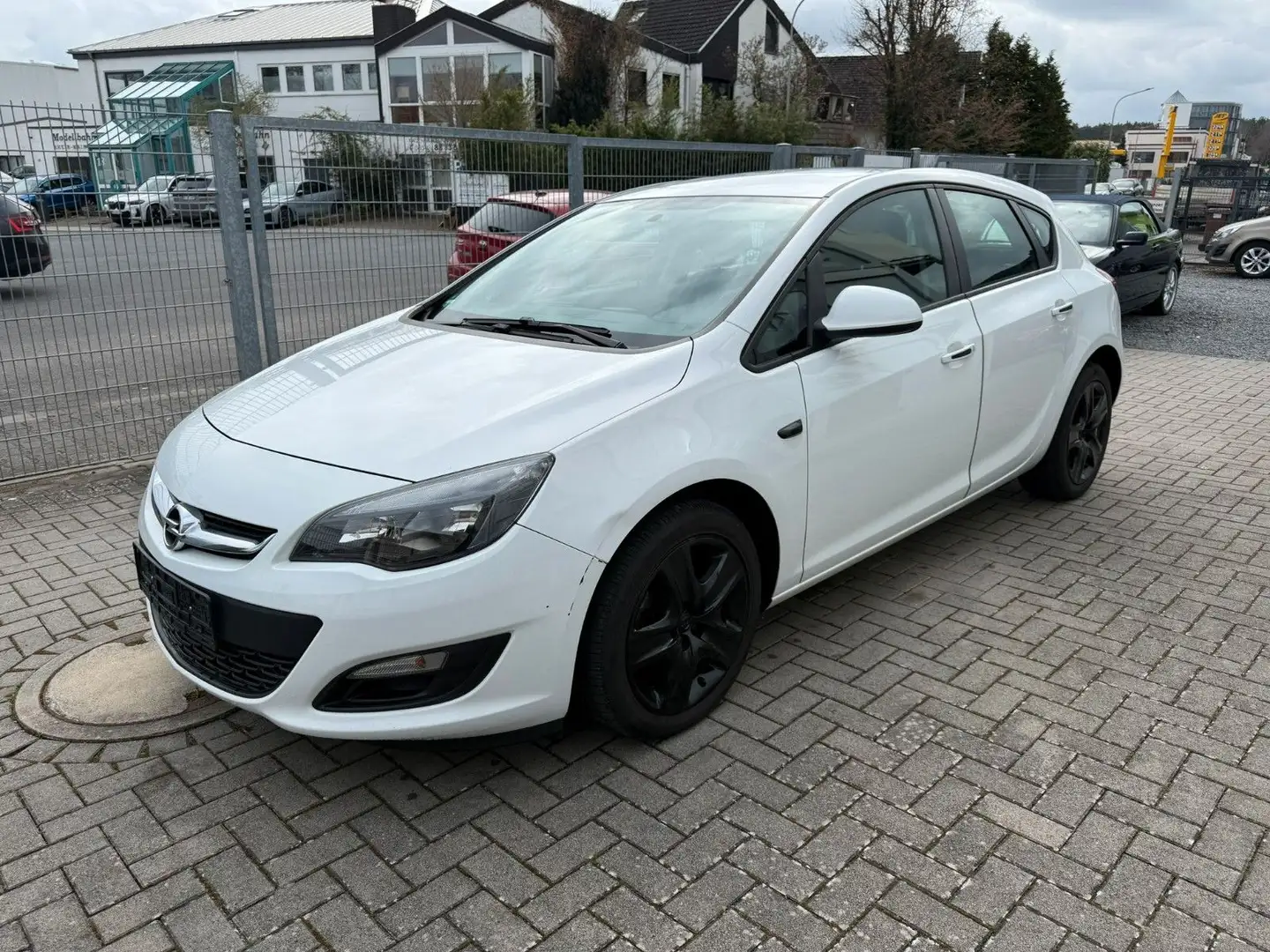 Opel Astra J Lim. 5-trg. Fun Weiß - 1