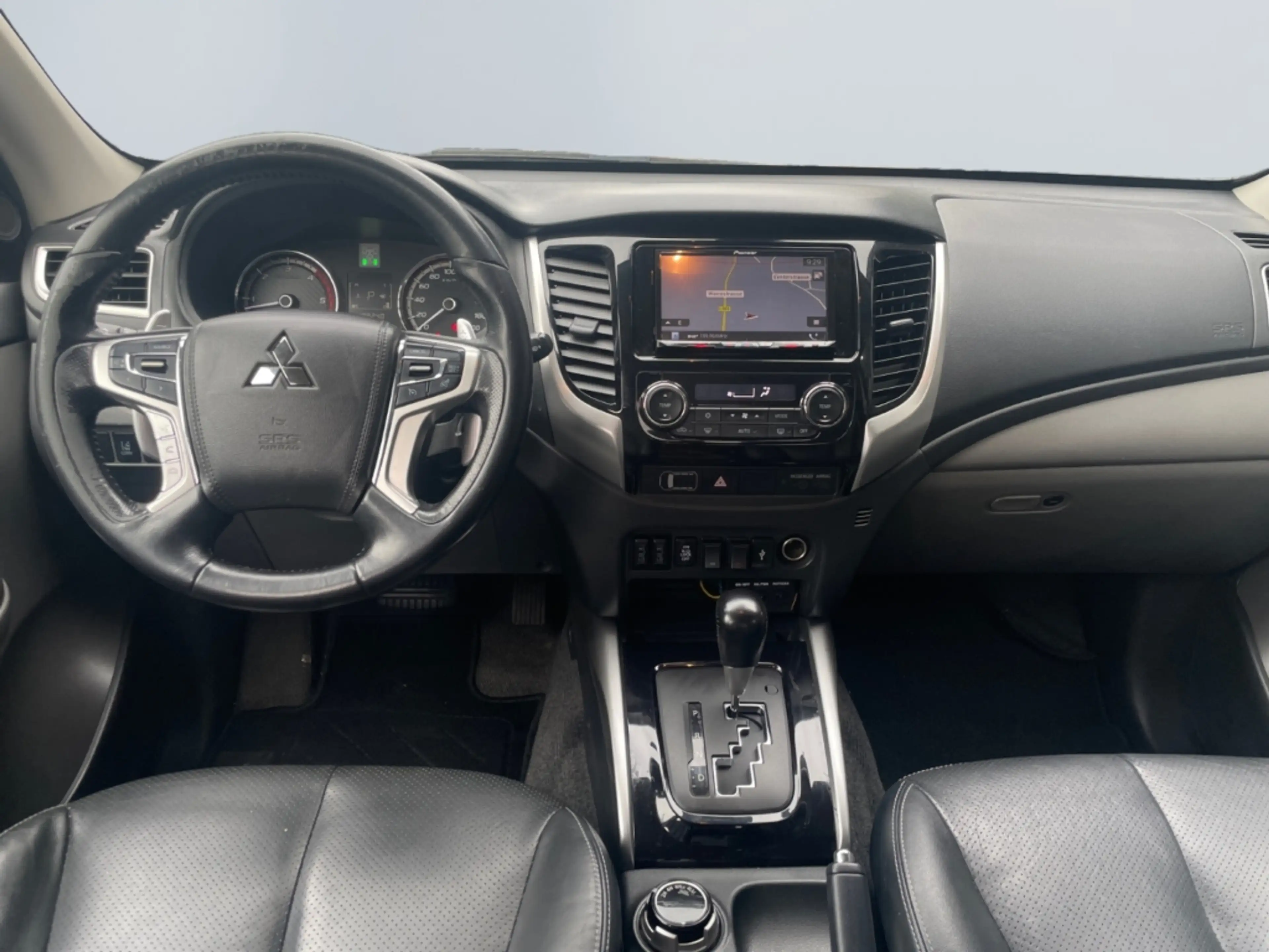 Mitsubishi L200 2.4 DI-D Top Doppelkabine 4x4 *Leder*CAM*SHZ* — photo 11