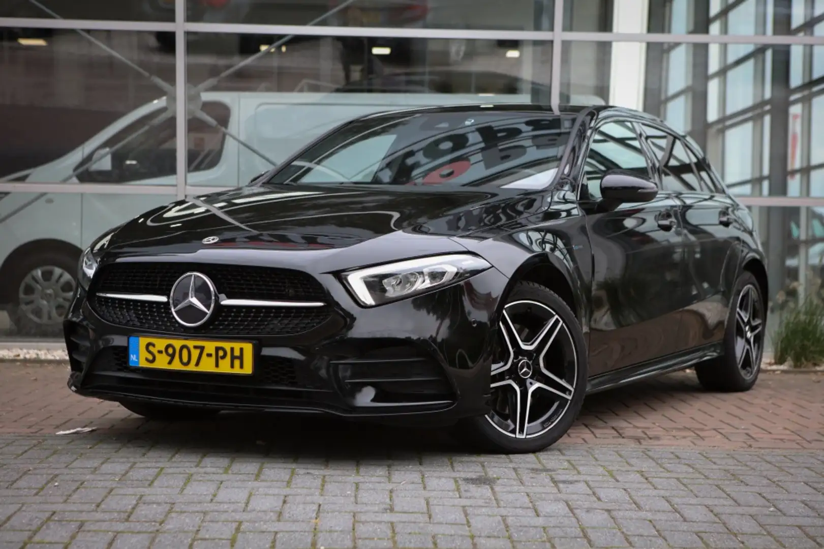 Mercedes-Benz A 250 e Bns Sol. AMG Zwart - 1