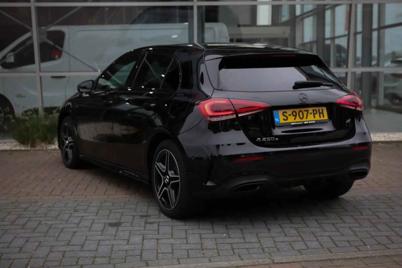 Mercedes-Benz A 250 e Bns Sol. AMG Zwart - 2