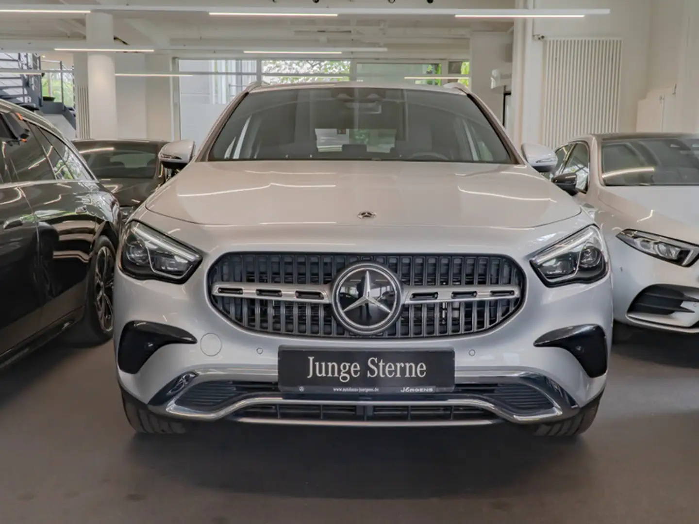 Mercedes-Benz GLA 250 e Progressive/ILS/Cam/AHK/Distr/Winter Stříbrná - 2