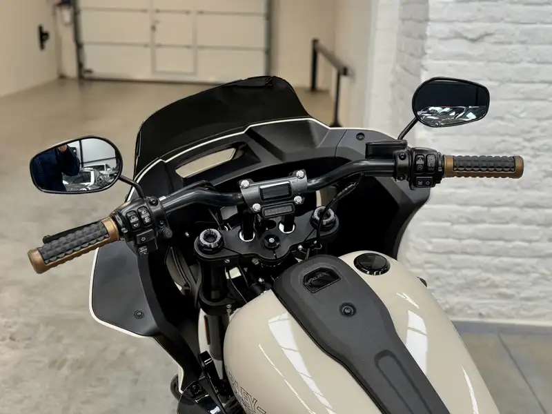 Harley-Davidson Lowrider ST - foto 7