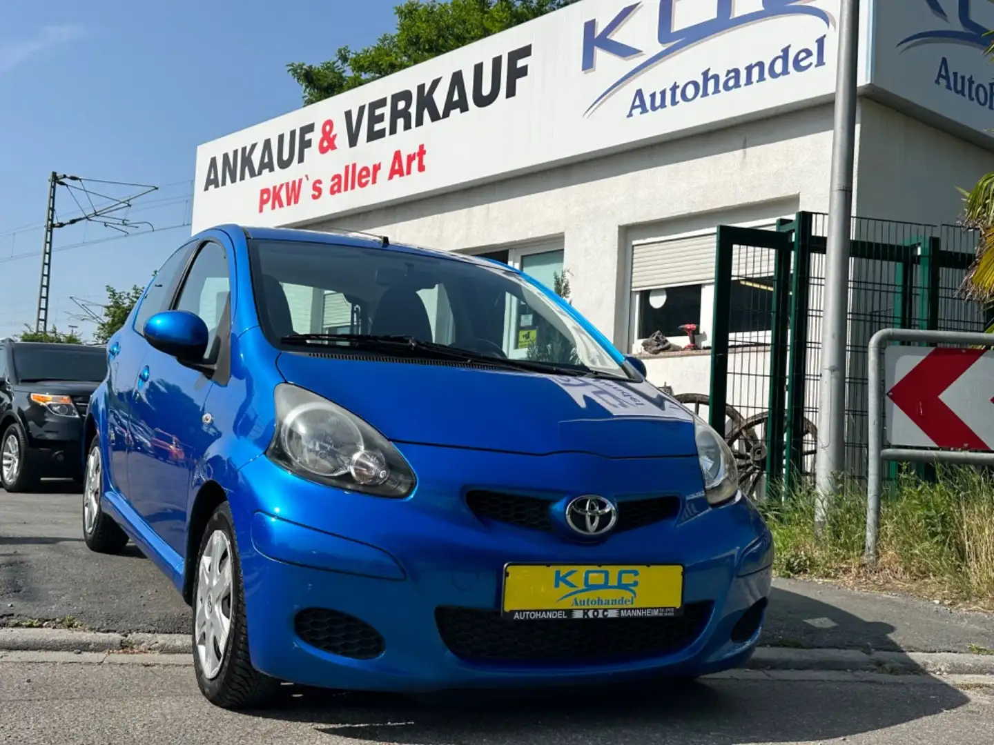 Toyota Aygo (X) 1,0-l-VVT-i Cool / AUTOMATIK / KLIMA Albastru - 1