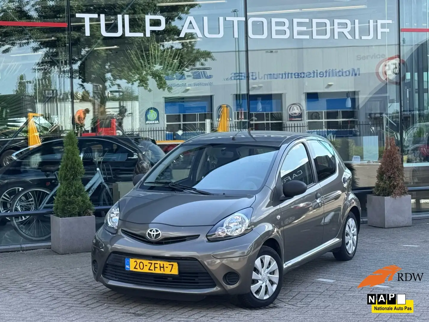 Toyota Aygo 1.0 VVT-i Comfort 2012 dealer ond Airco 5drs Bruin - 1