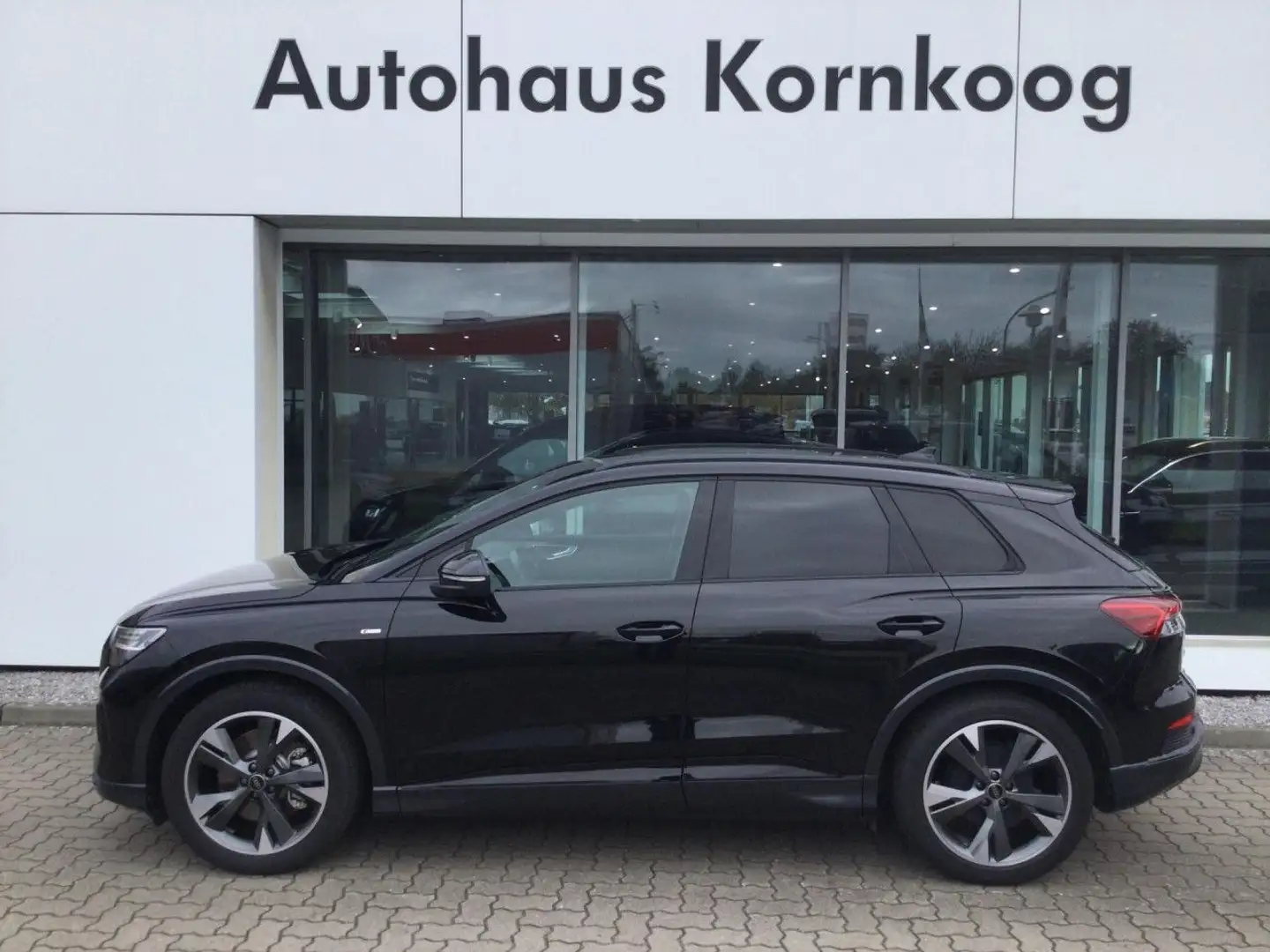 Audi Q4 e-tron Q4 45 e-tron S-Line 77 kWh Optik KAM Bluetooth LED Zwart - 1