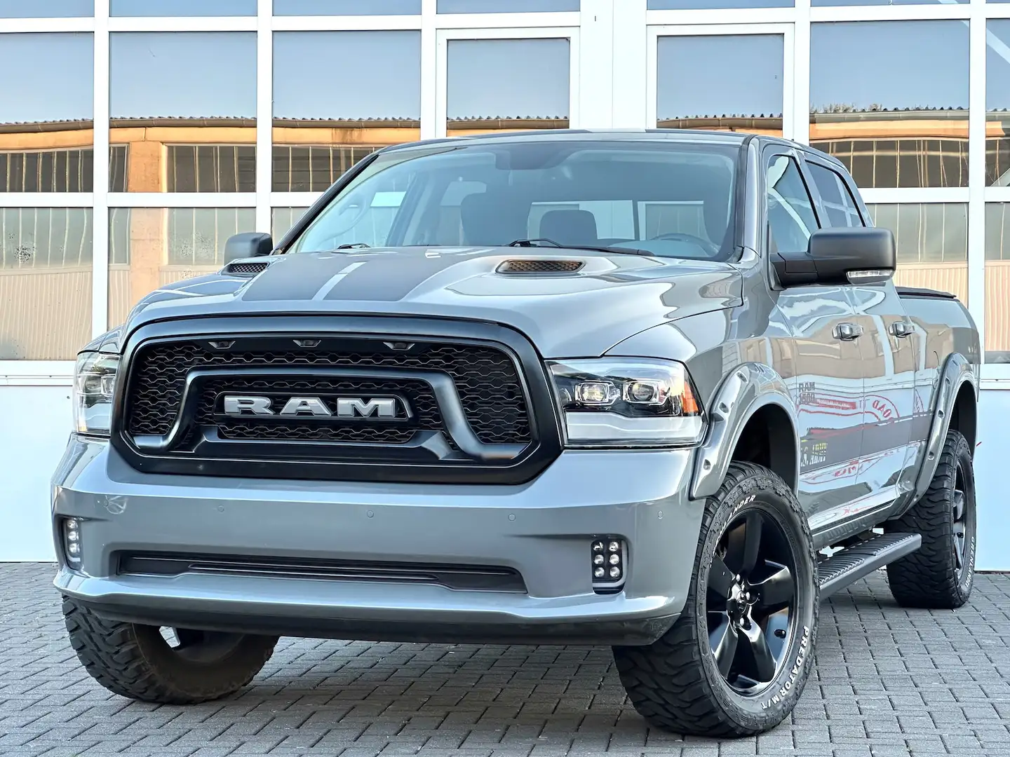 Dodge RAM 1500 5,7L 4x4 Offroad Longbed LED Prins PDC Grijs - 1