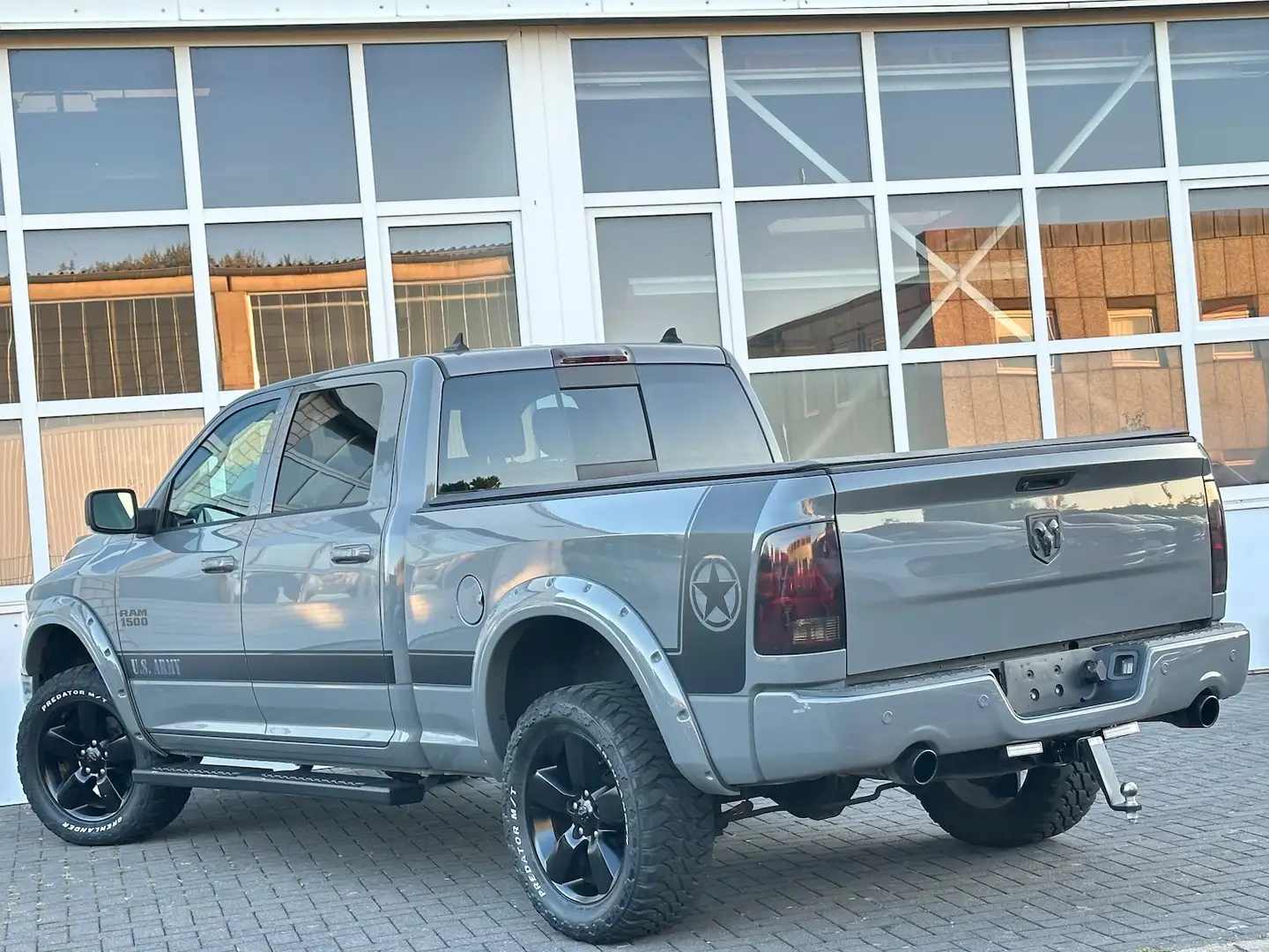 Dodge RAM 1500 5,7L 4x4 Offroad Longbed LED Prins PDC Grijs - 2