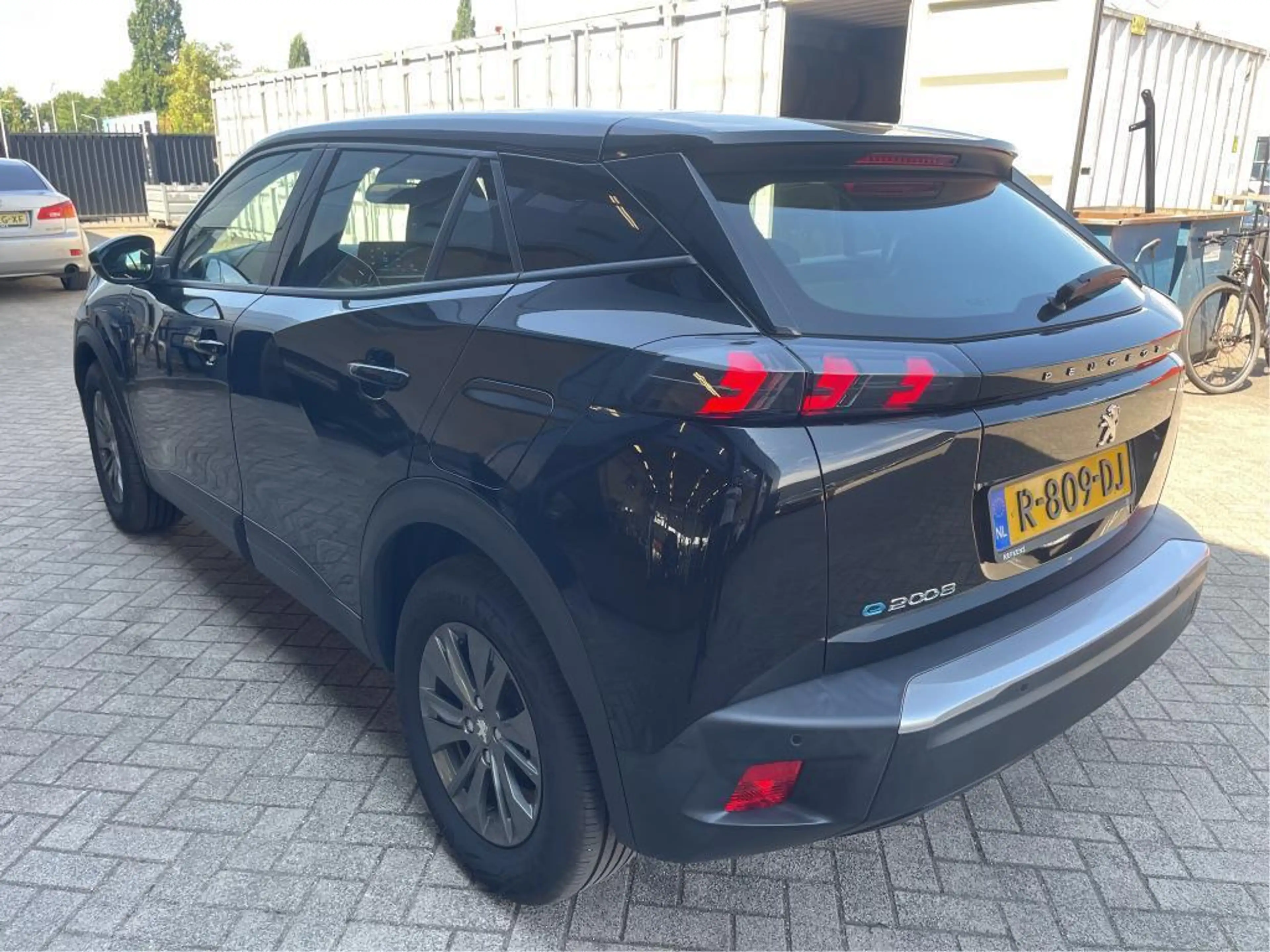 Peugeot e-2008 EV Active Pack 50 kWh | LED | Climate | — photo 3