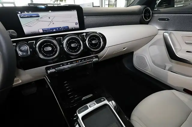 Mercedes-Benz Cla view 11
