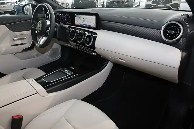 Mercedes-Benz Cla view 9