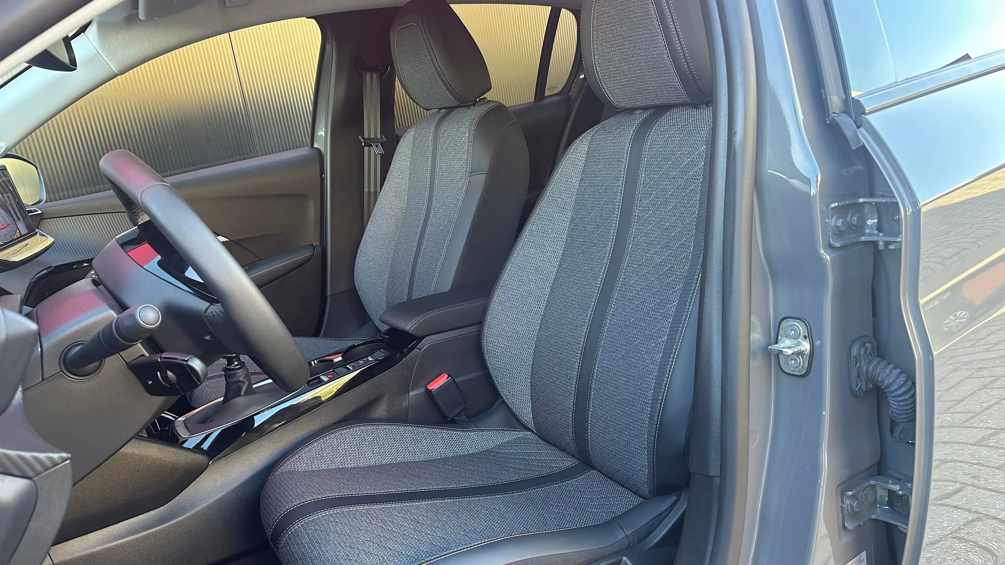 Peugeot 208 1.2 PureTech 100 Allure | Apple Carplay / Android — photo 3