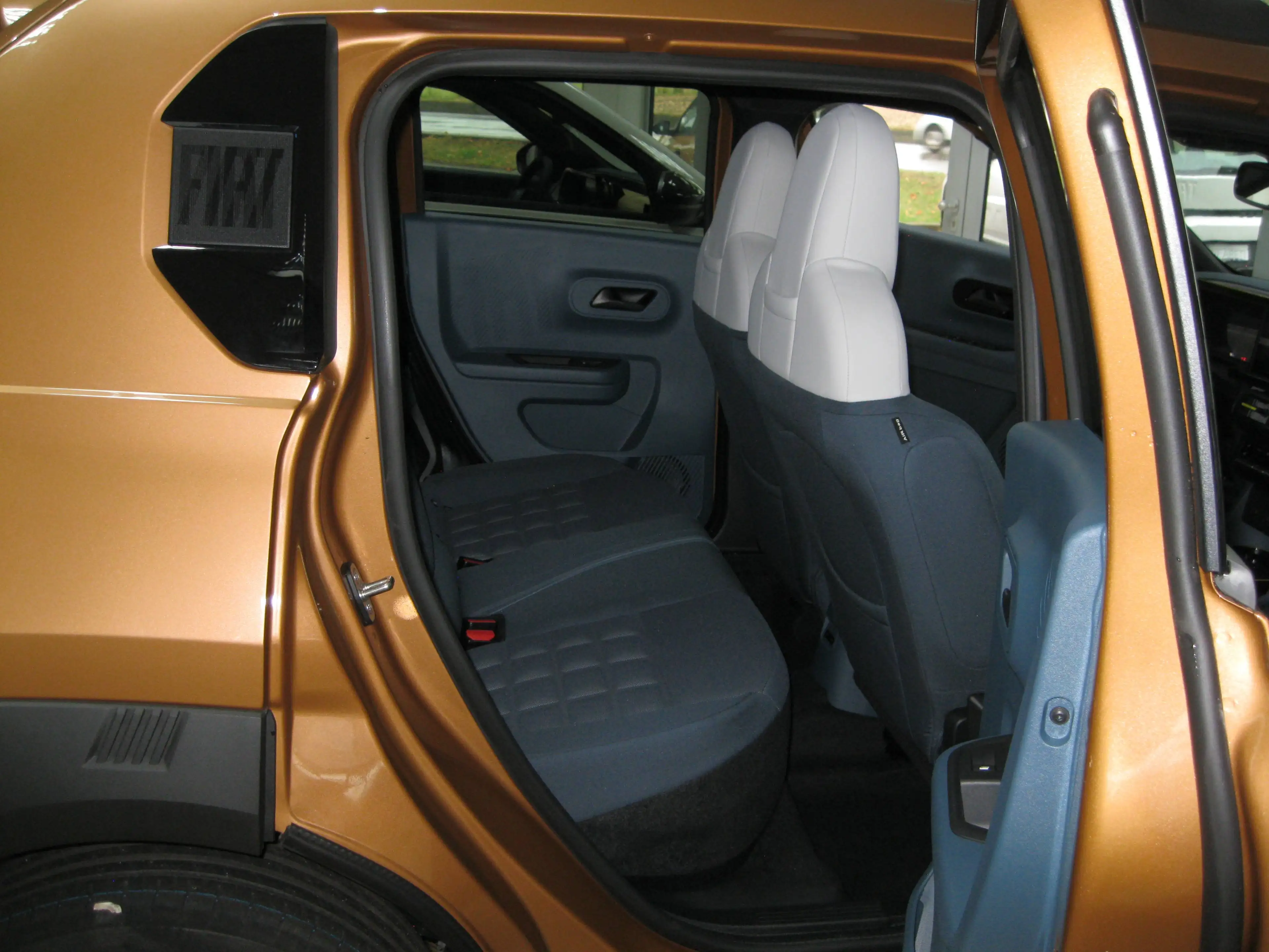 Fiat Grande Panda La Prima Automatik 1.2 Hybrid 74 kW NAVI-Winterpaket-LED-Kamera-PDC-ZV — photo 7