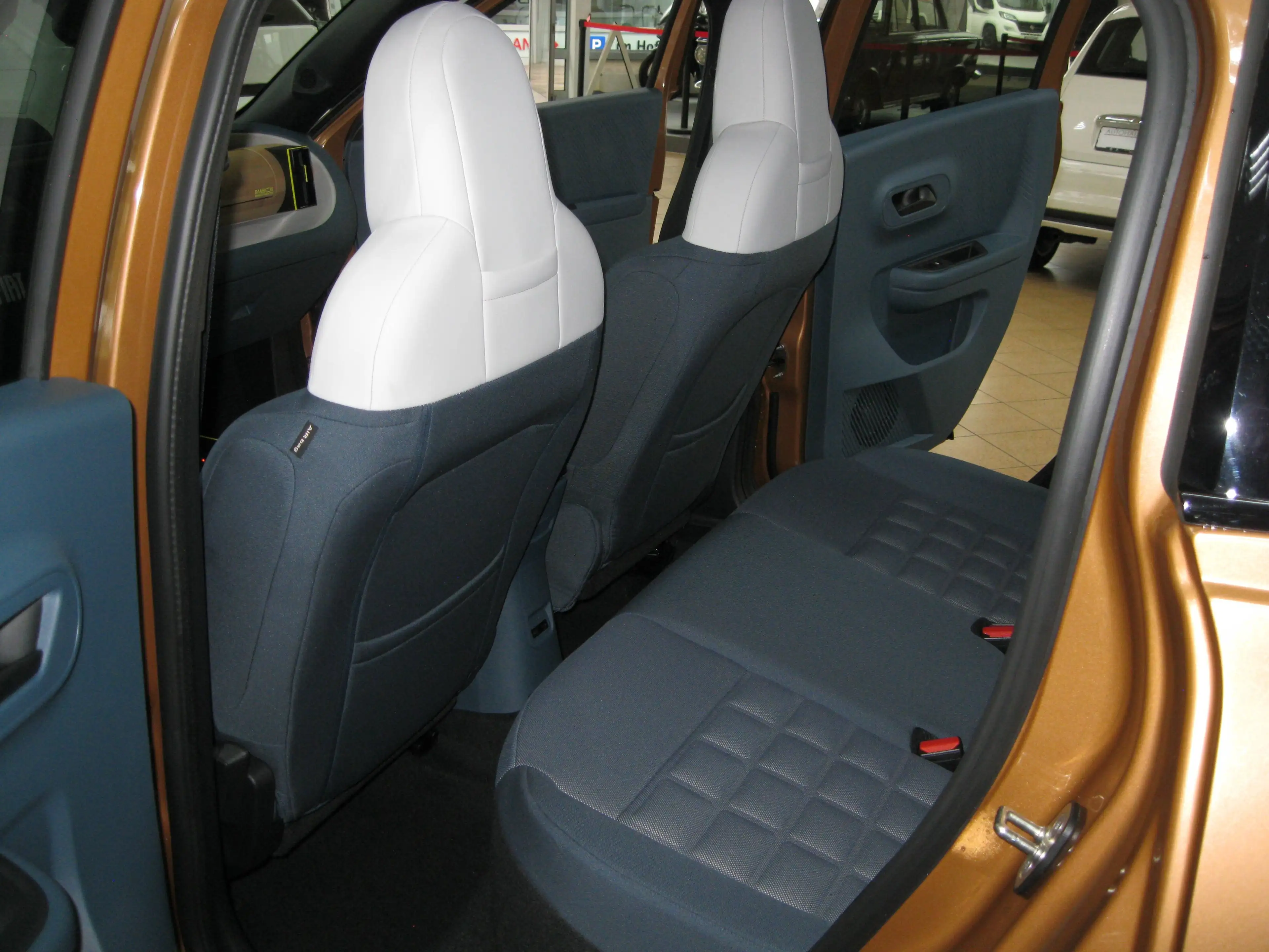 Fiat Grande Panda La Prima Automatik 1.2 Hybrid 74 kW NAVI-Winterpaket-LED-Kamera-PDC-ZV — photo 8