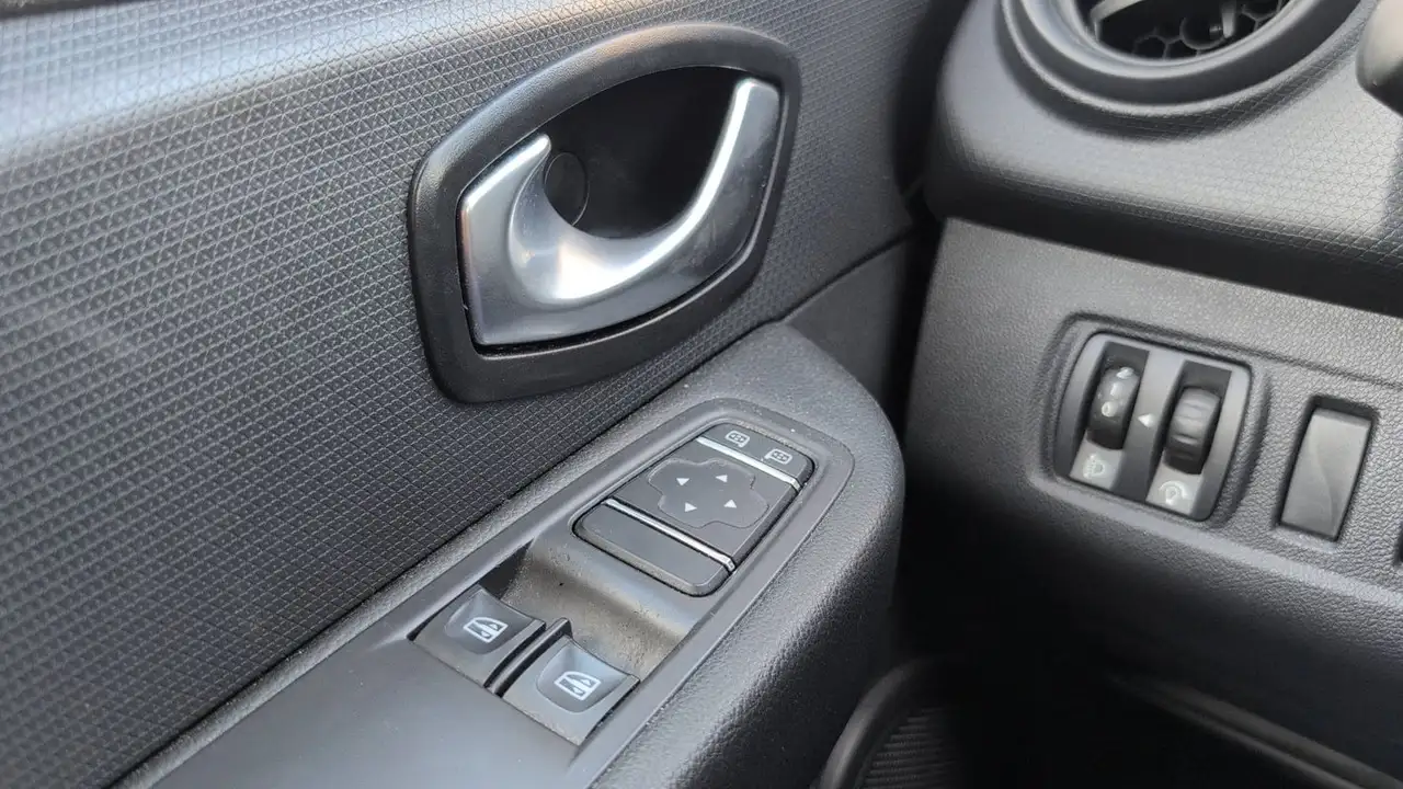 Renault Clio Citadine 5 portes — photo 26