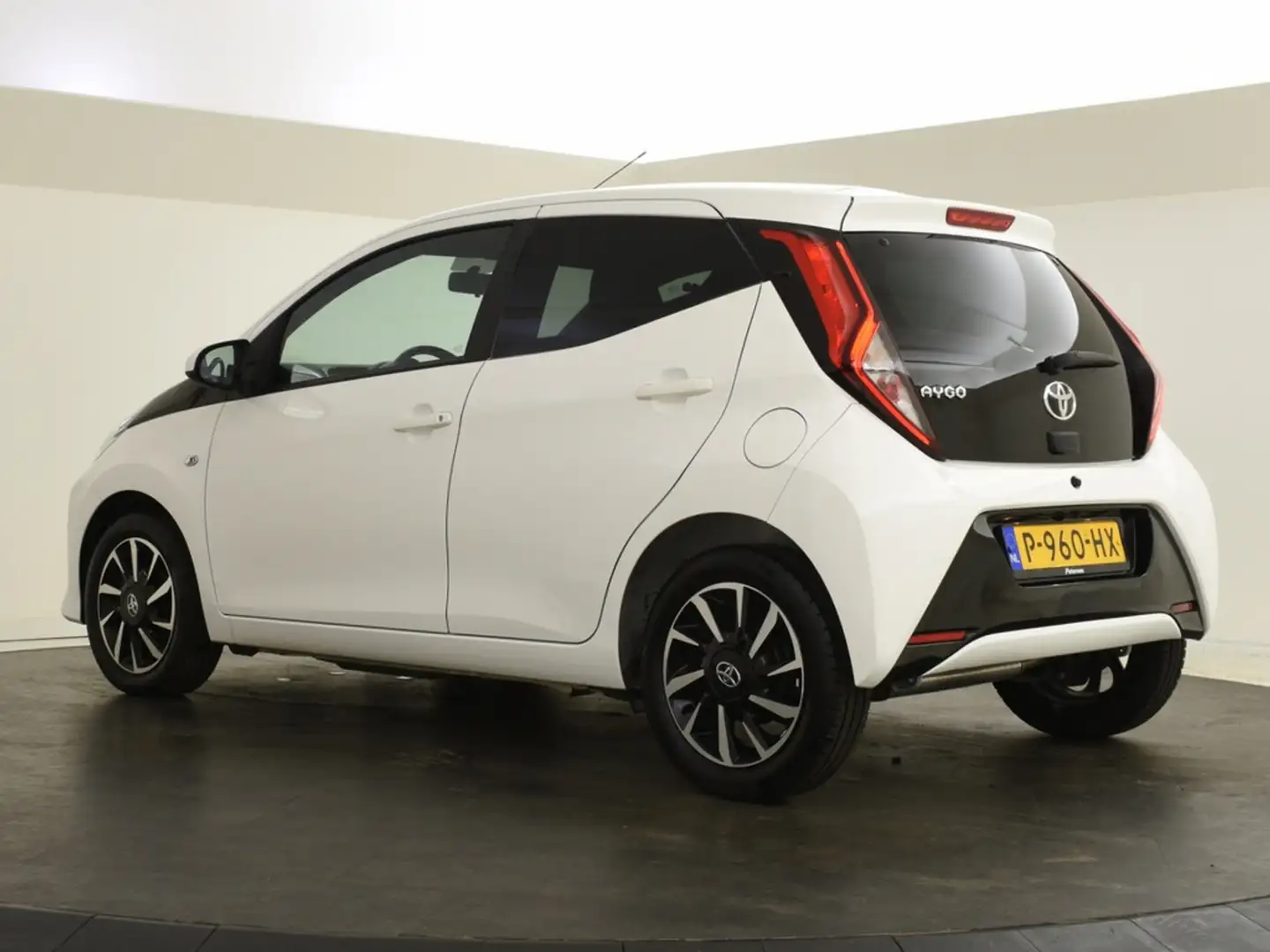 Toyota Aygo 1.0 VVT-i x-cite | Carplay | Climate Control | LM Blanc - 2