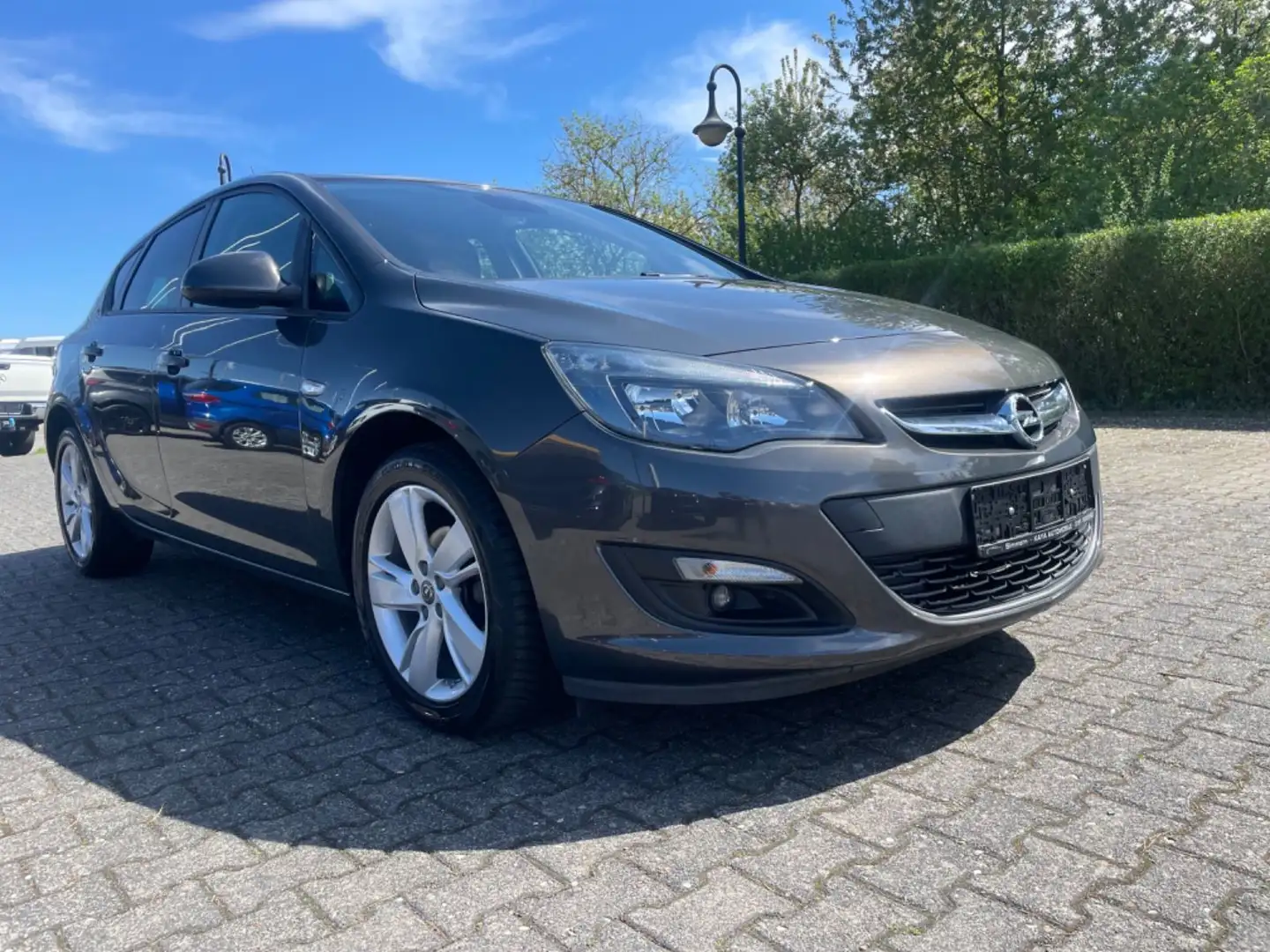 Opel Astra J Lim. 5-trg. Style Grau - 1