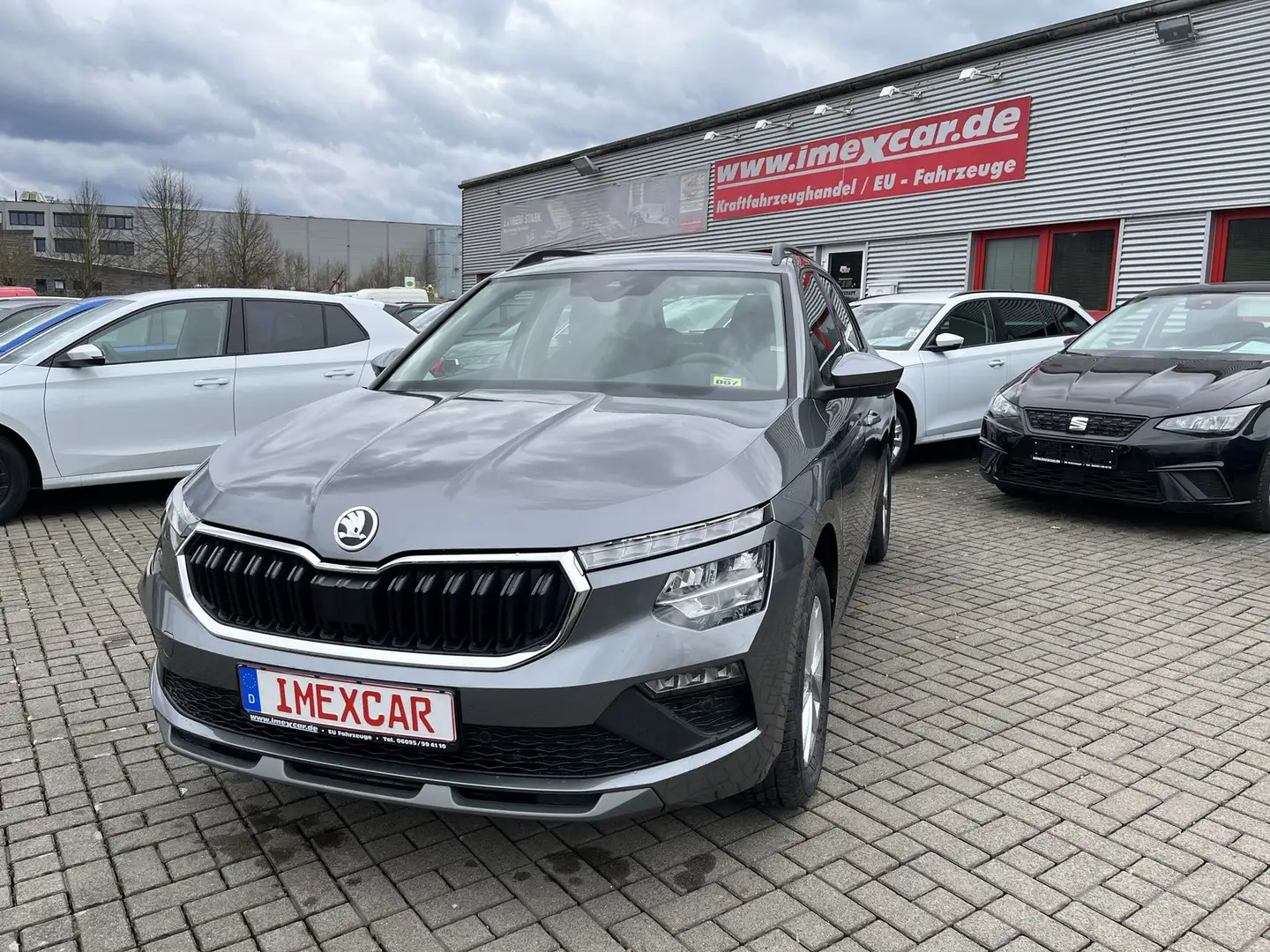 Skoda Kamiq 1,5 TSI DSG Selection Plus + Kamera + AHK + PDC + Grau - 1