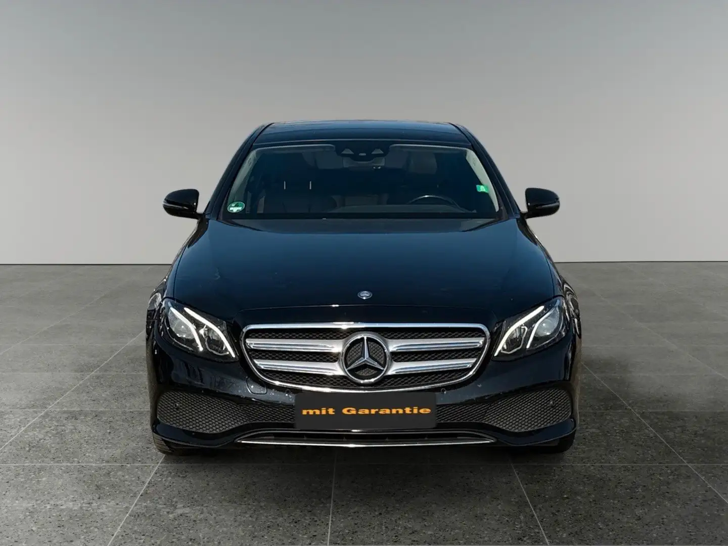 Mercedes-Benz E 220 d-Automatik-Kamera-Pano-Leder Schwarz - 2