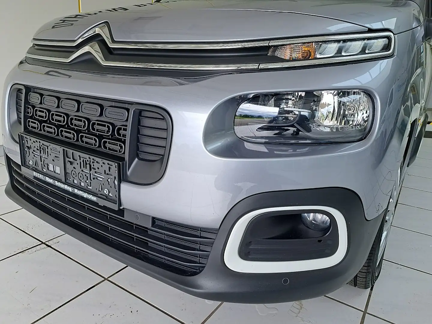 Citroen Berlingo BlueHDI 130 EAT8 Aut. Grijs - 2