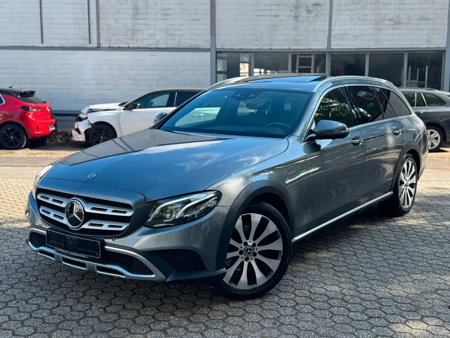 Mercedes-Benz E 220 d T 4Matic All-Terrain Grau - 1