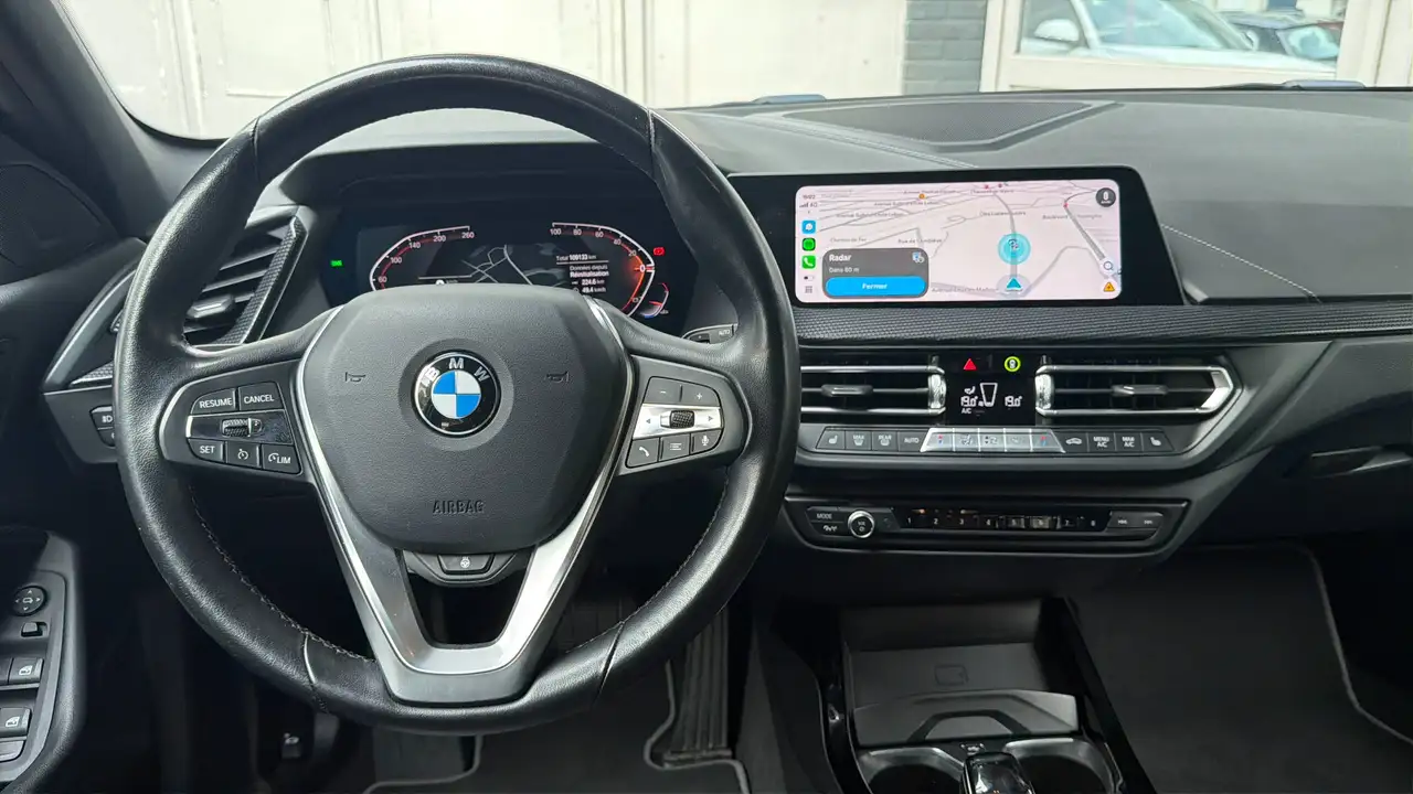 BMW 118 GARANTIE EURO 6D !! BOITE AUTO SPORTLINE VOLANT CHAUFFANT GRAND ECRAN APPLE CARPLAY CAMERA, миниатюра 15