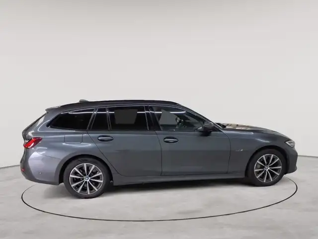 BMW 3 Series view 3