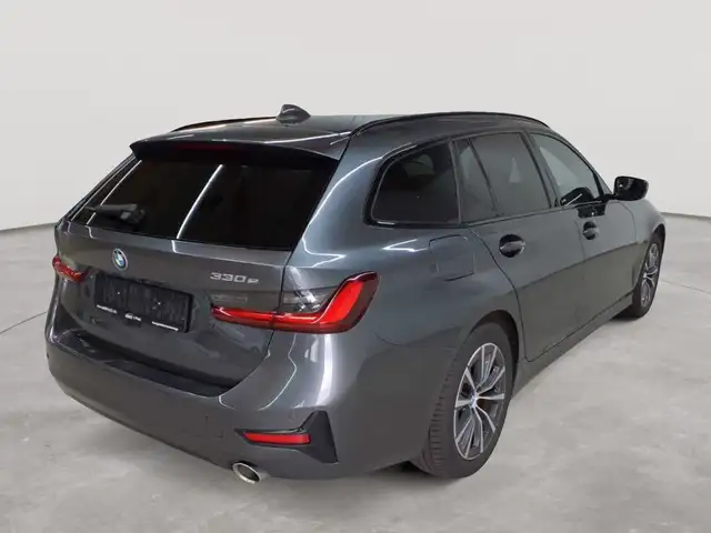 BMW 3 Series view 4