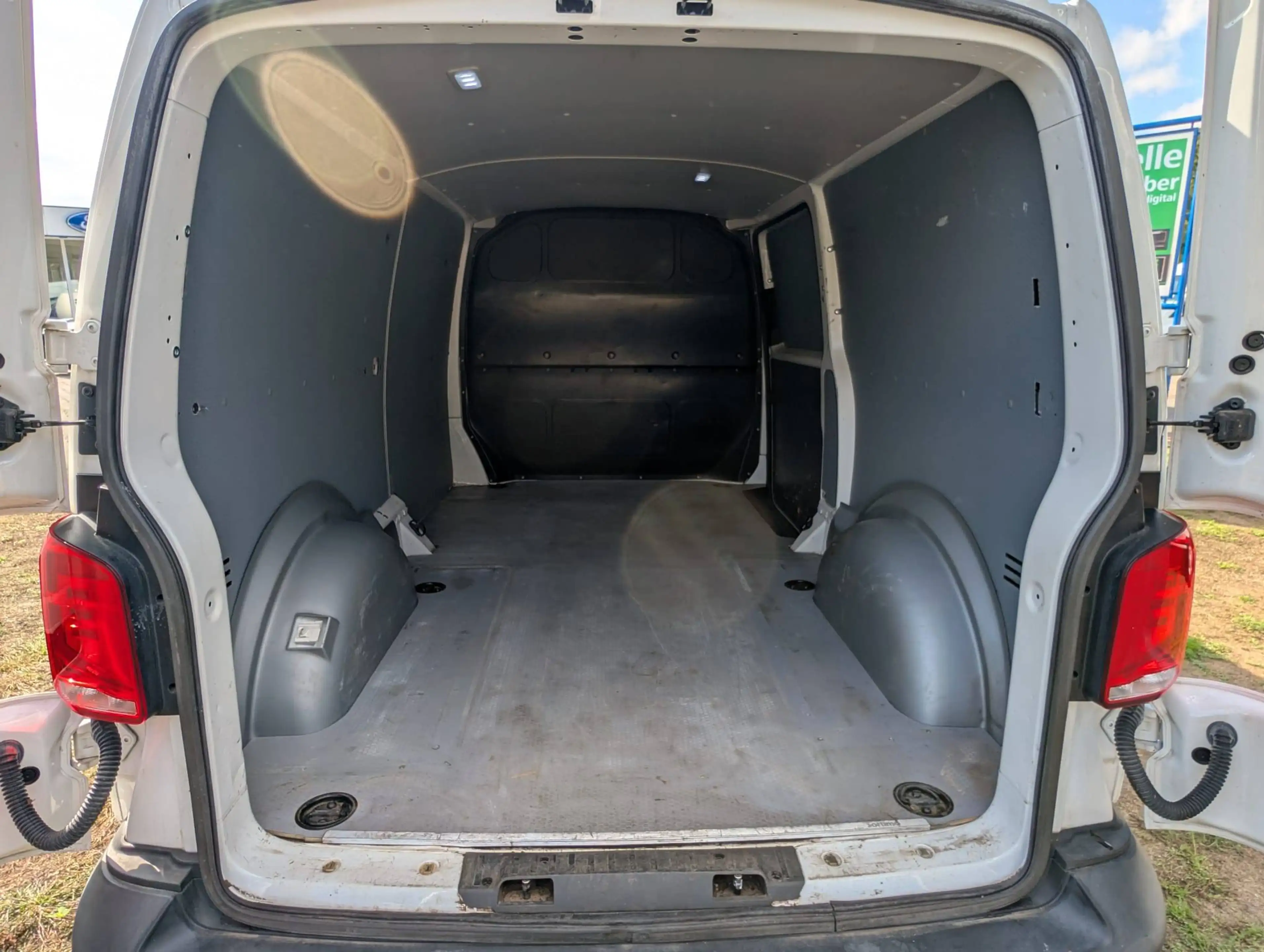 Volkswagen T6.1 Transporter FWD / 150 PS / langer Radstand 3.400 — photo 2
