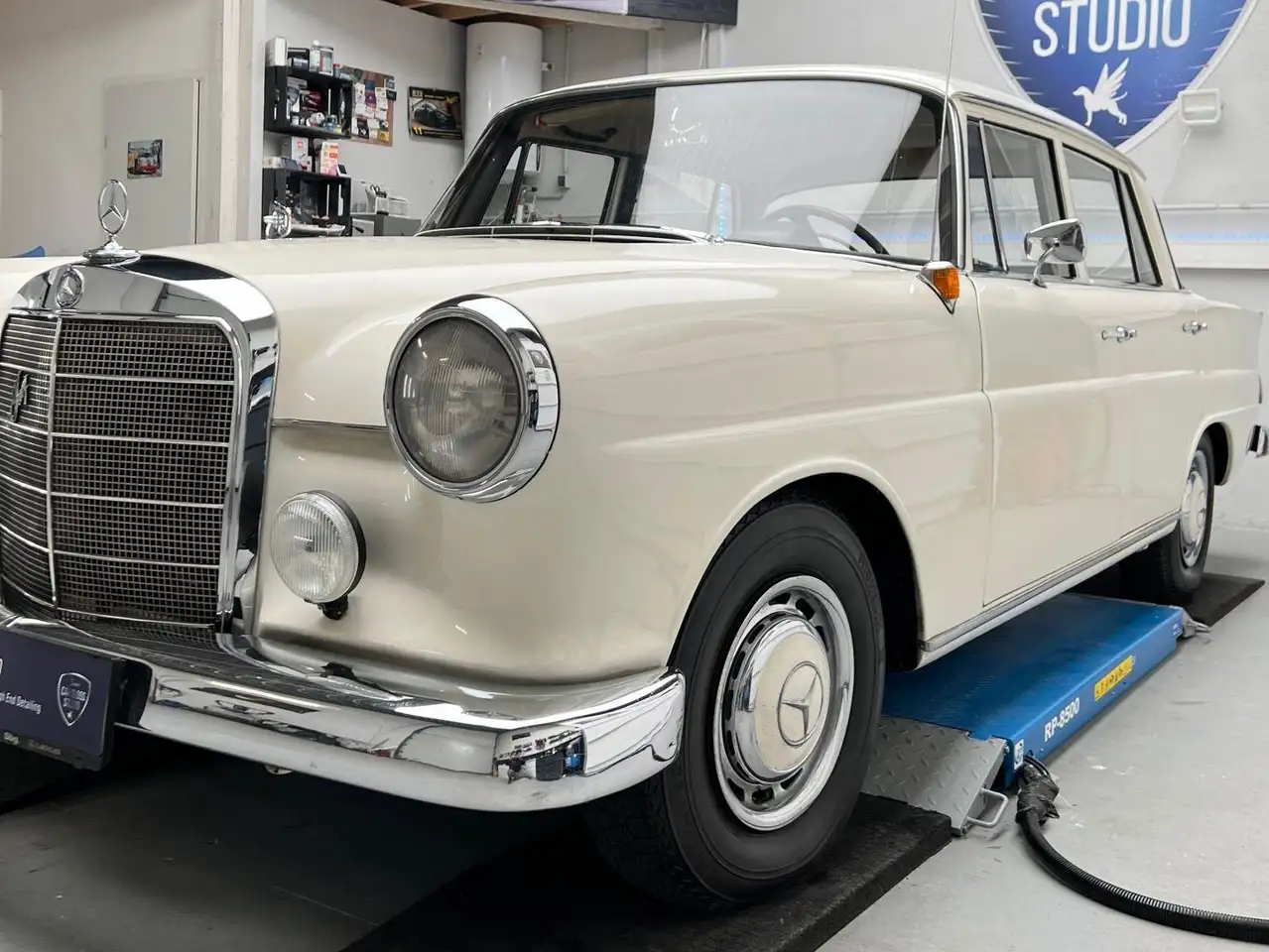 Mercedes-Benz 190 Dc (110)*HECKFLOSSE*PICKERL*TRAUMZUSTAND*, foto 5