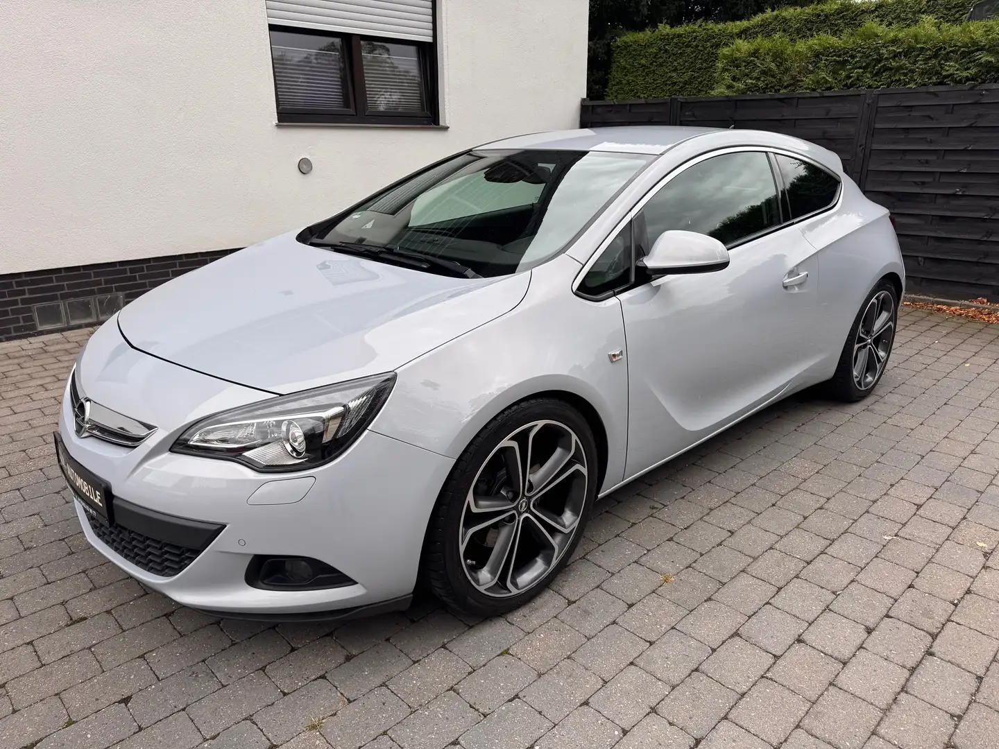 Opel Astra Innovation GTC 1.6 Turbo Grau - 1