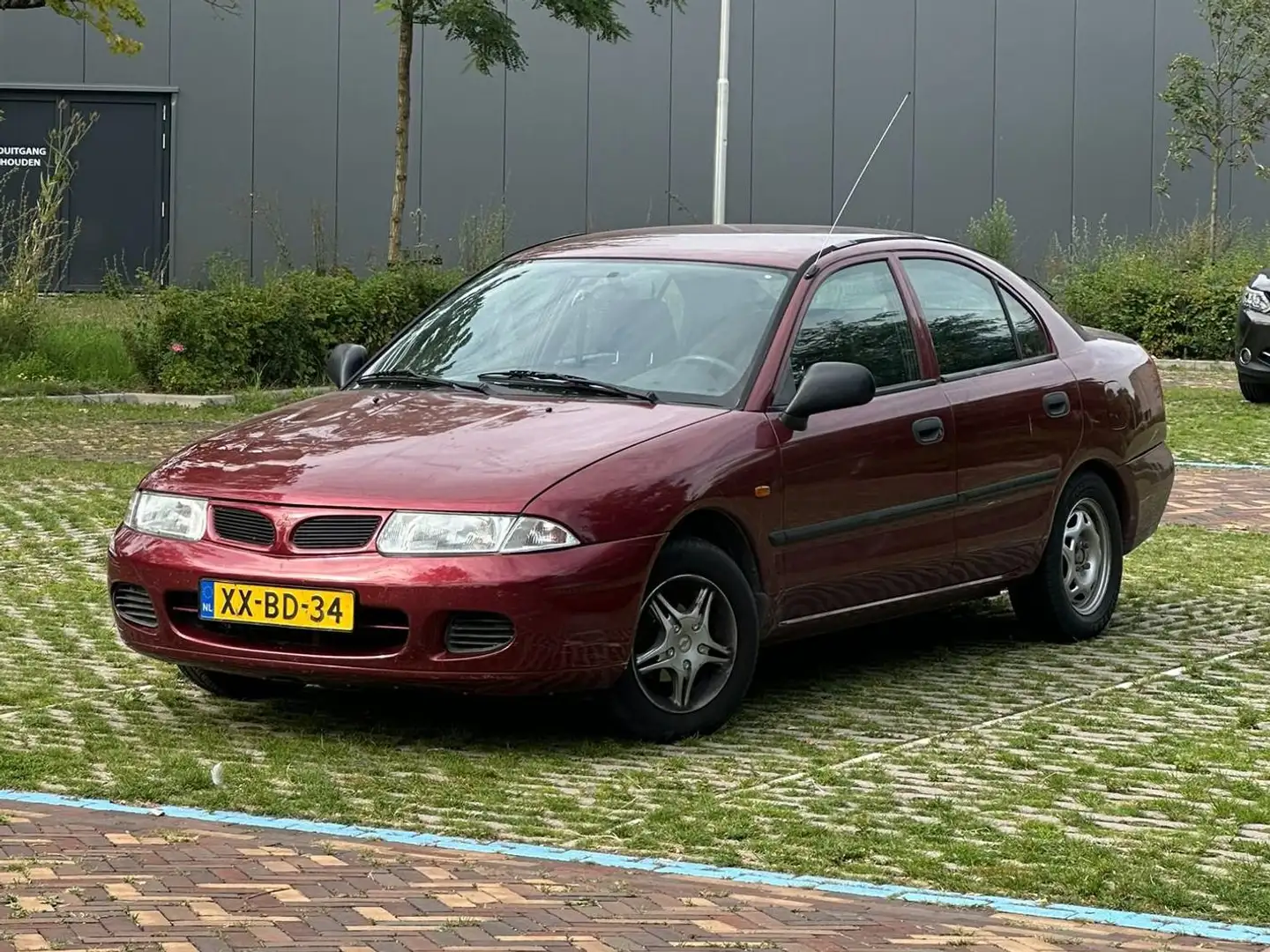 Mitsubishi Carisma 1.6 GLX (1999) 160.000Km APK t/m 29/04/26 Червоний - 1