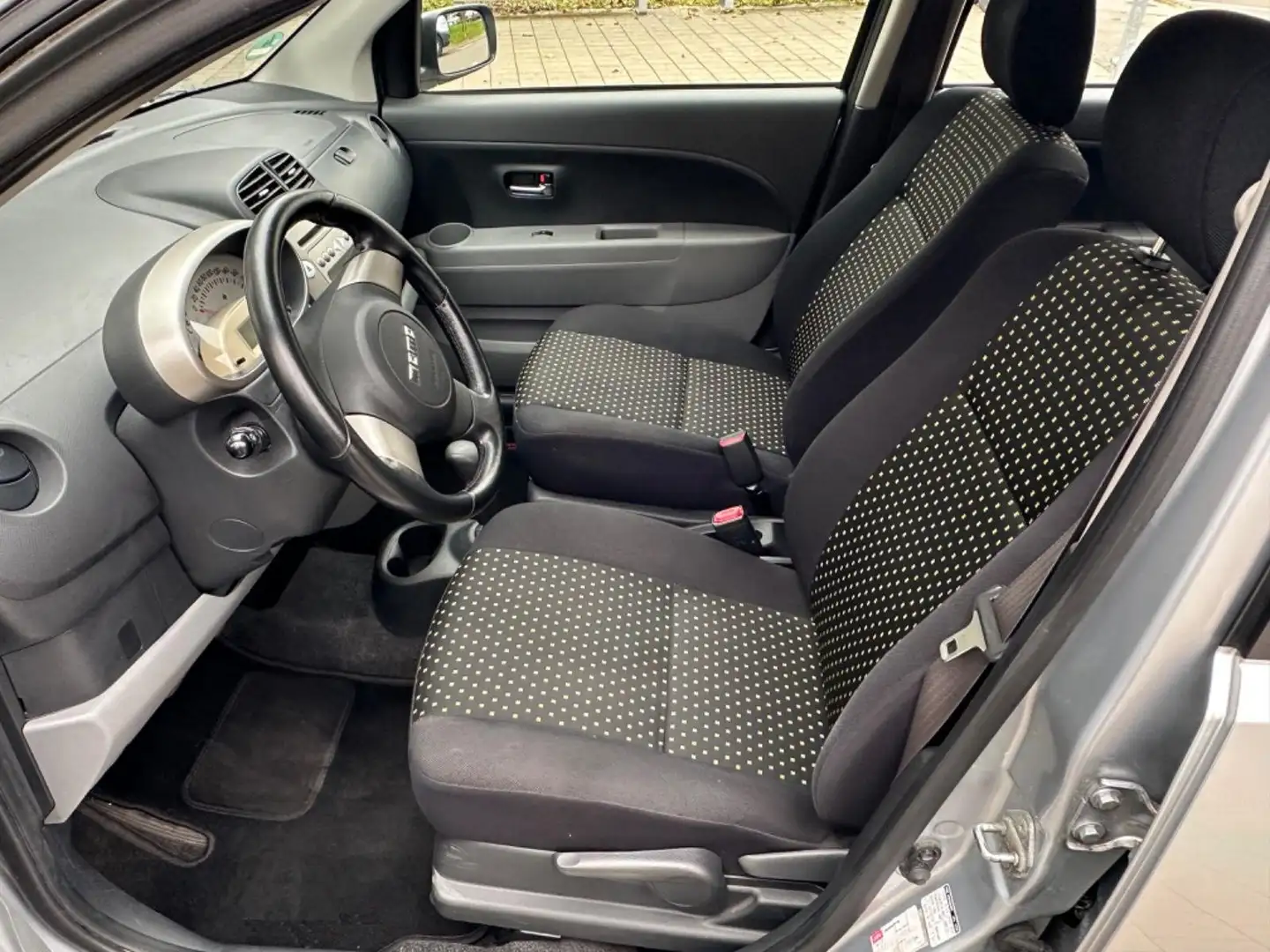 Daihatsu Sirion Sirion 1,3 Aut. Stříbrná - 2