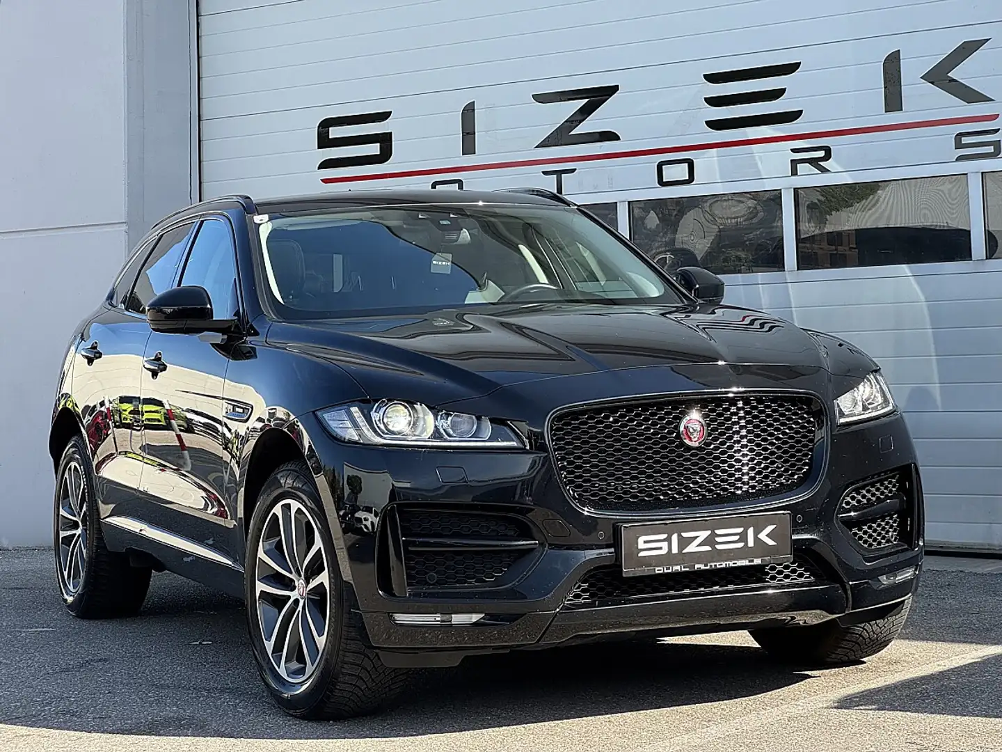Jaguar F-Pace 20d AWD R-Sport Aut. Schwarz - 2