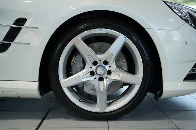 Mercedes-Benz SL view 12