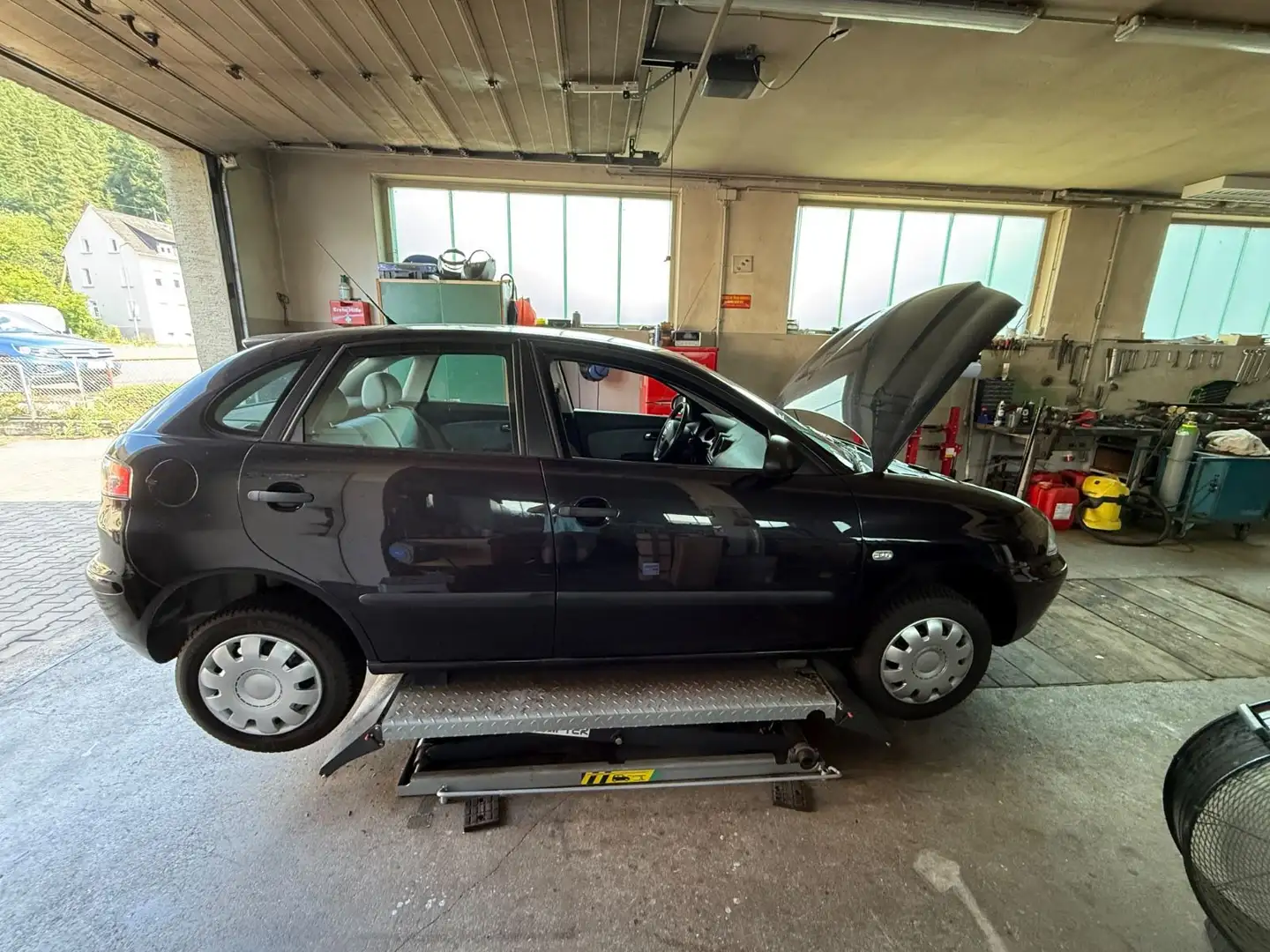 SEAT Ibiza 1.4 16V, 75 PS, 187000 km, Tüv nicht best. Noir - 1